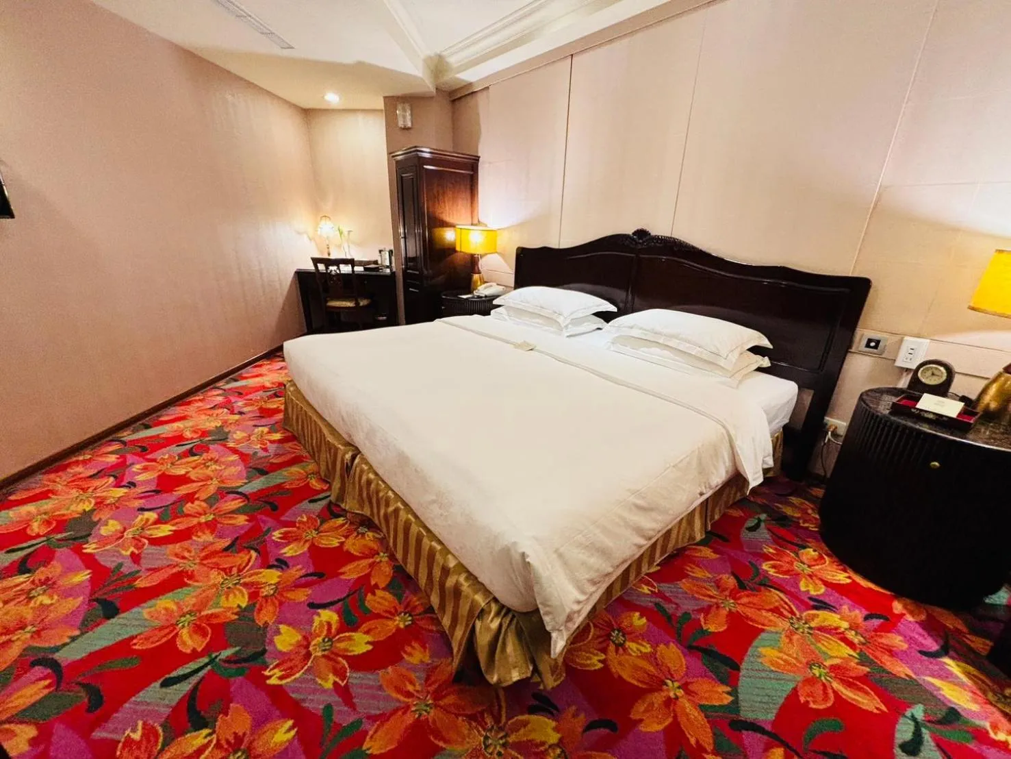 Photo of the whole room, Bed in Royal Seasons Hotel Taipei ‧ Nanjing W.