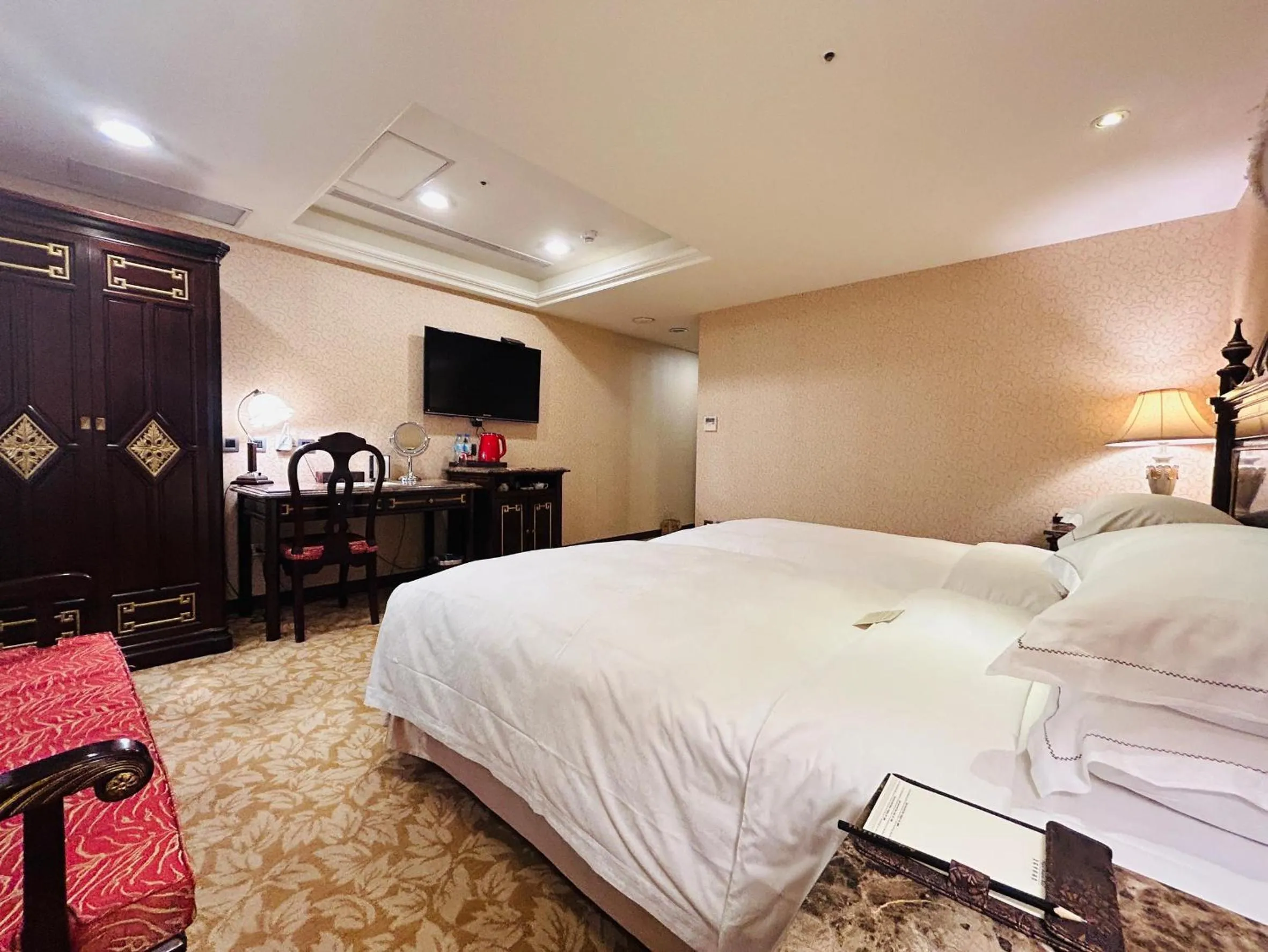 Bedroom, Bed in Royal Seasons Hotel Taipei ‧ Nanjing W.