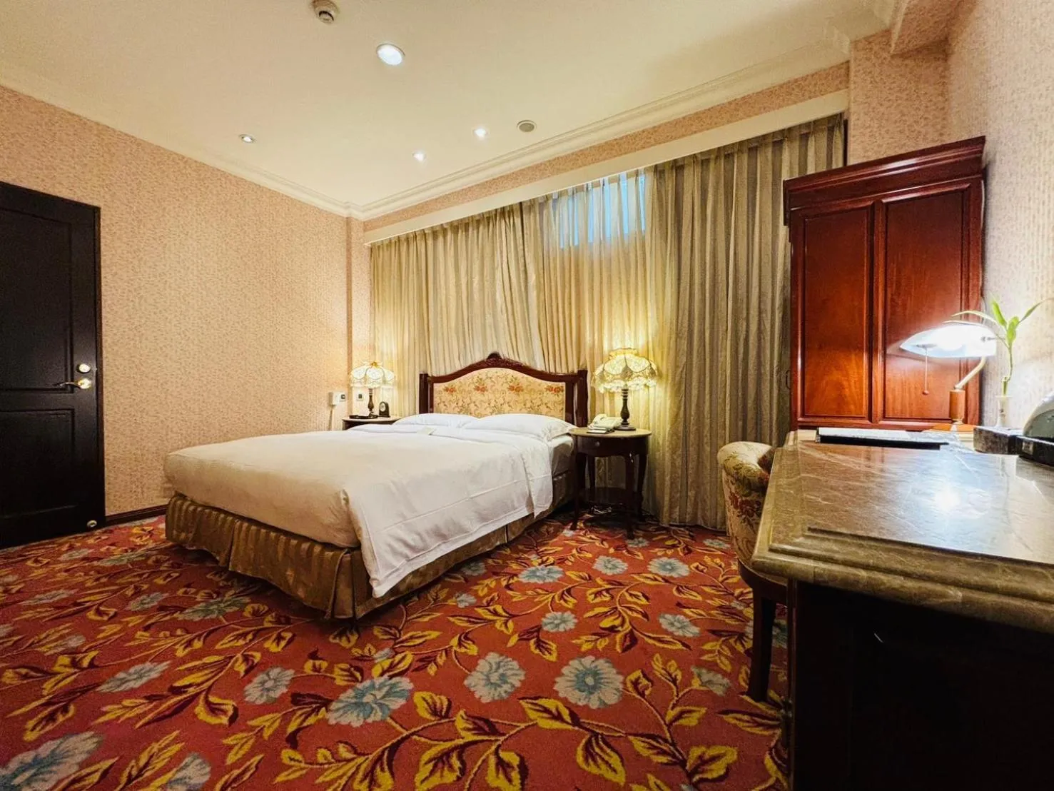 Bedroom, Bed in Royal Seasons Hotel Taipei ‧ Nanjing W.