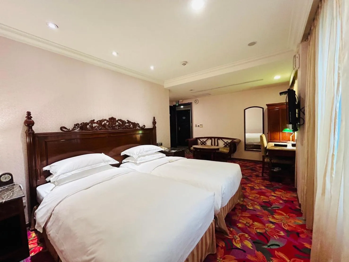 Bedroom, Bed in Royal Seasons Hotel Taipei ‧ Nanjing W.