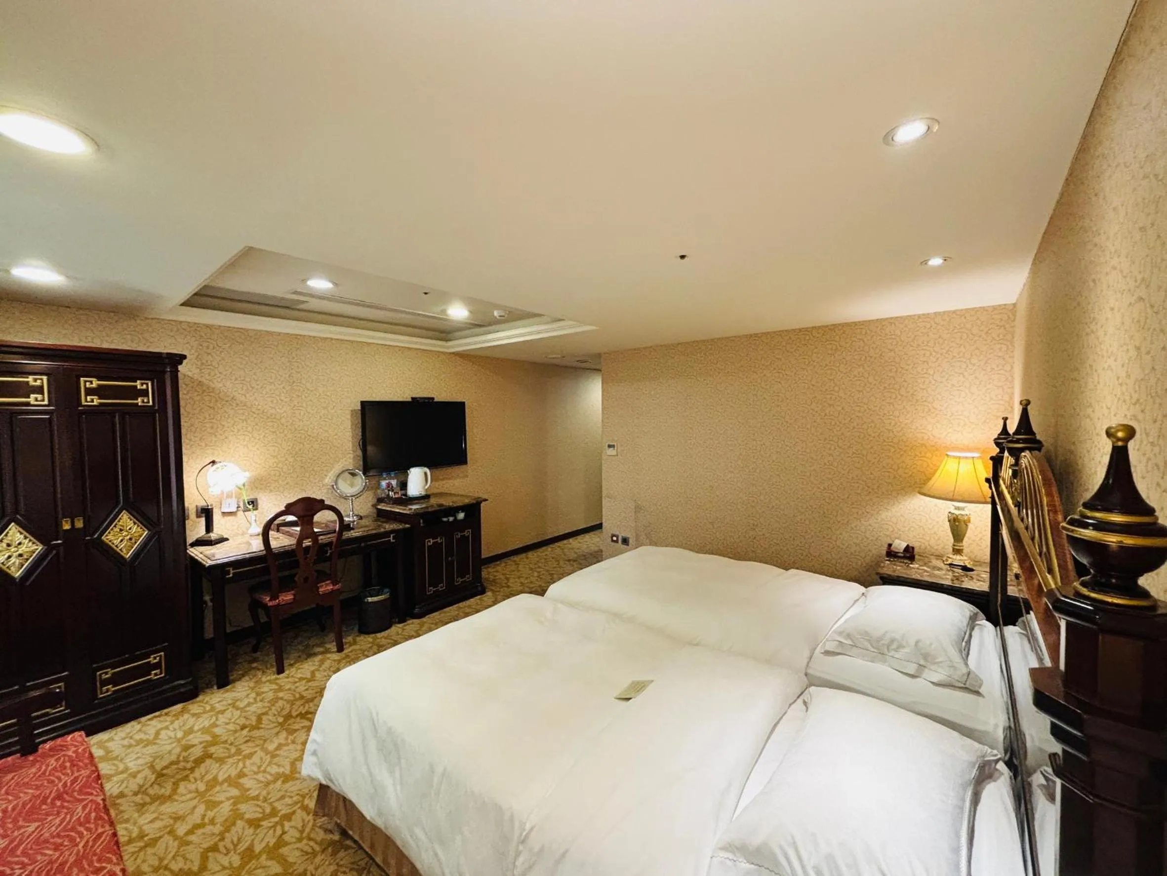 TV and multimedia, Bed in Royal Seasons Hotel Taipei ‧ Nanjing W.