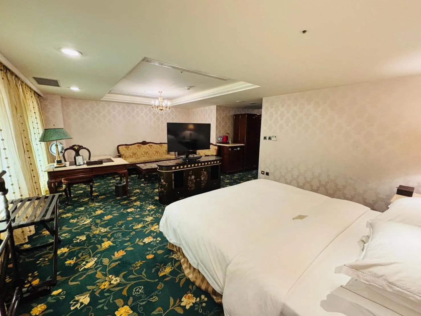 Photo of the whole room, Bed in Royal Seasons Hotel Taipei ‧ Nanjing W.