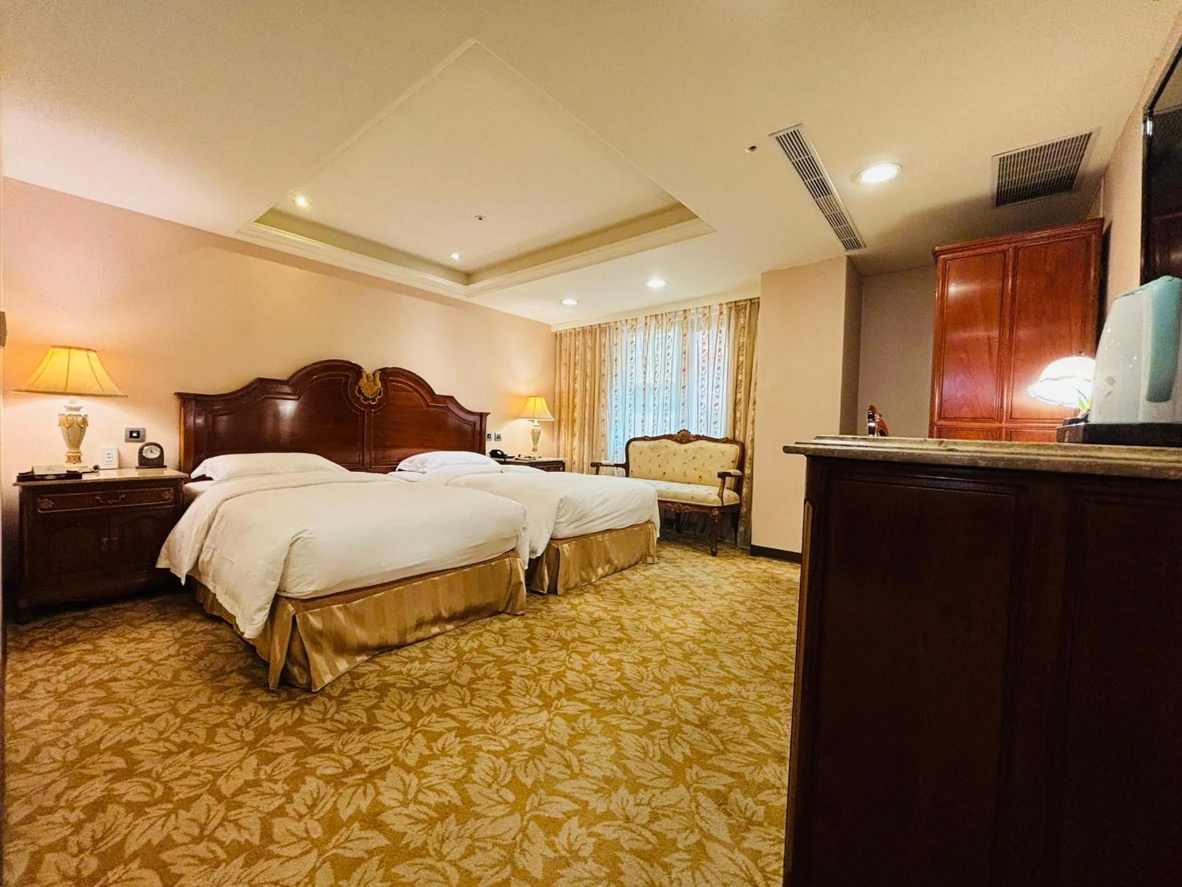 Bedroom, Bed in Royal Seasons Hotel Taipei ‧ Nanjing W.