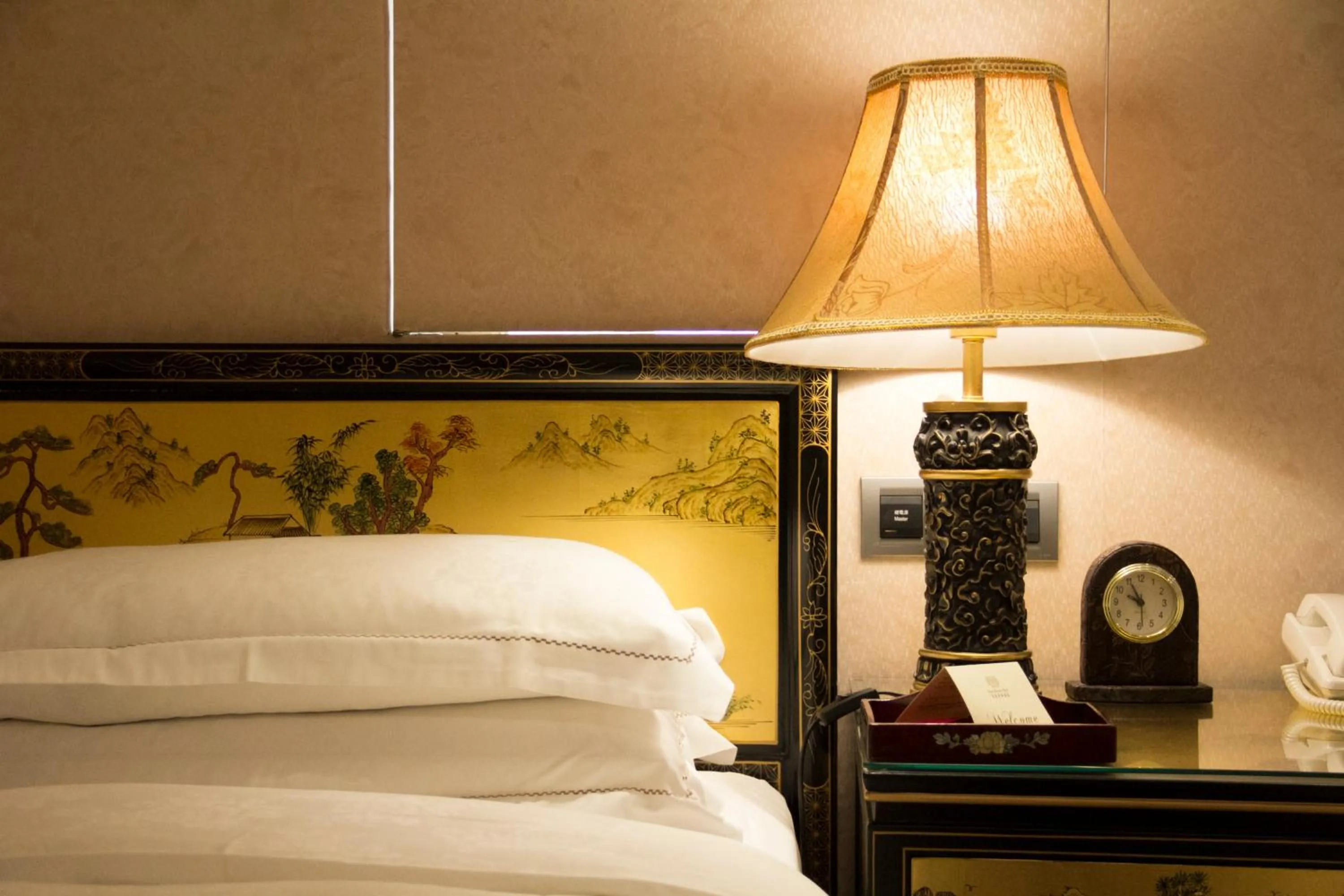 Bedroom, Bed in Royal Seasons Hotel Taipei ‧ Nanjing W.