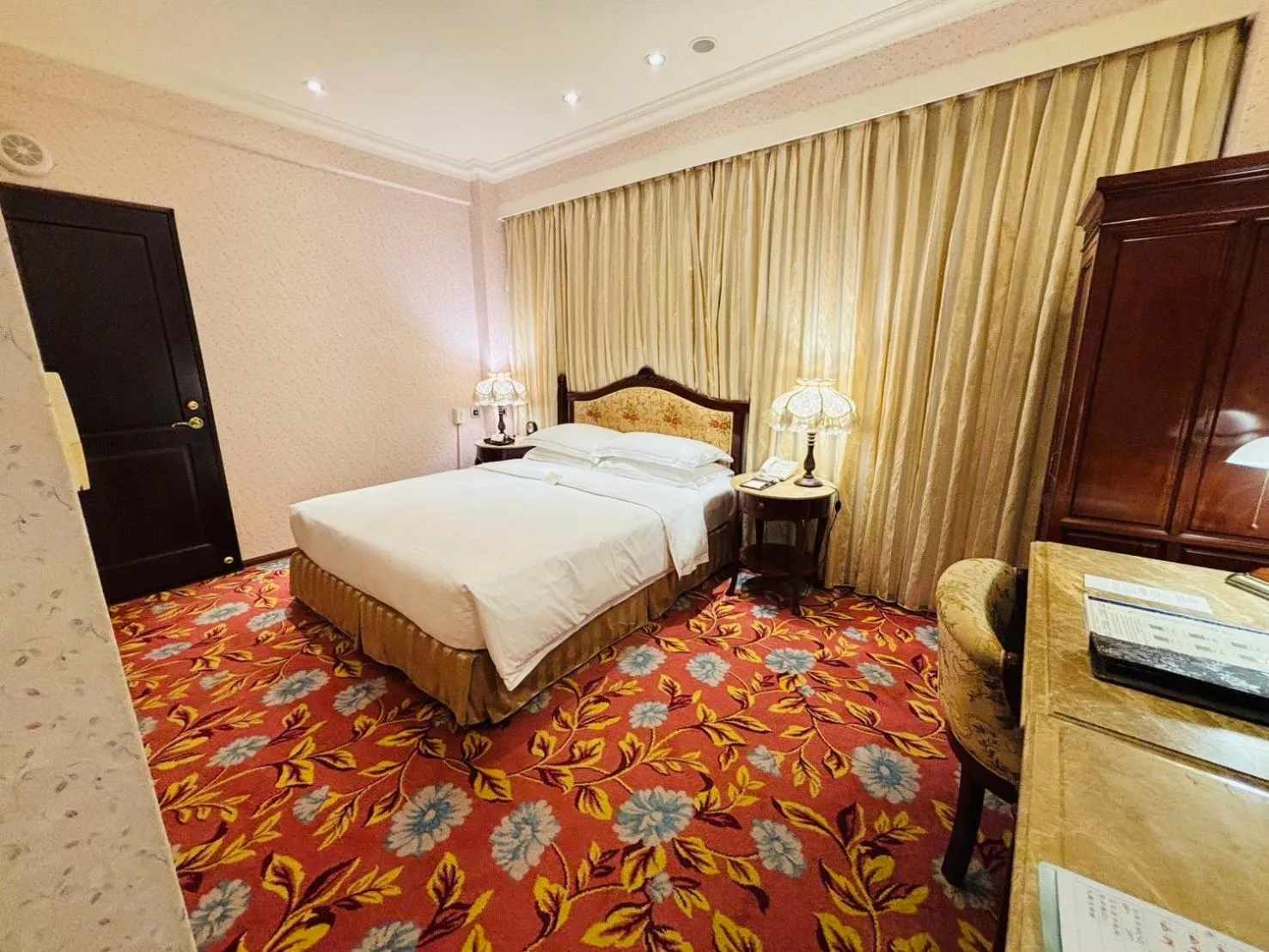 Photo of the whole room, Bed in Royal Seasons Hotel Taipei ‧ Nanjing W.