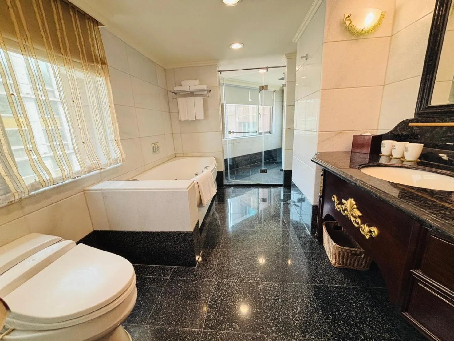 Bathroom, Bed in Royal Seasons Hotel Taipei ‧ Nanjing W.