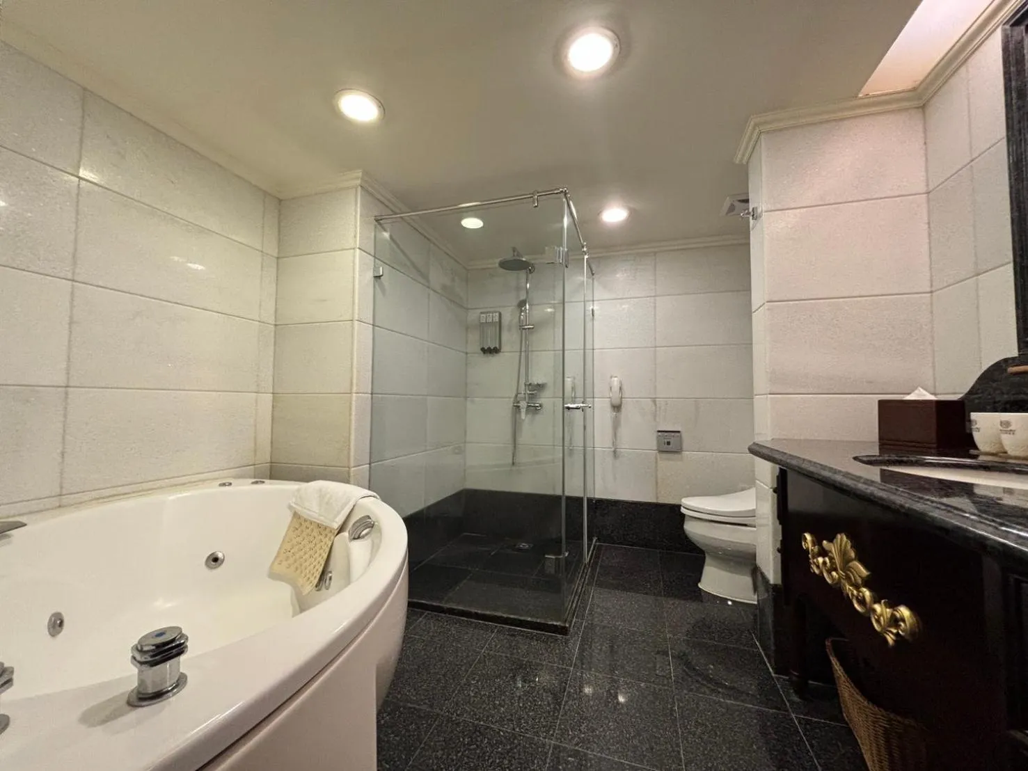 Photo of the whole room in Royal Seasons Hotel Taipei ‧ Nanjing W.