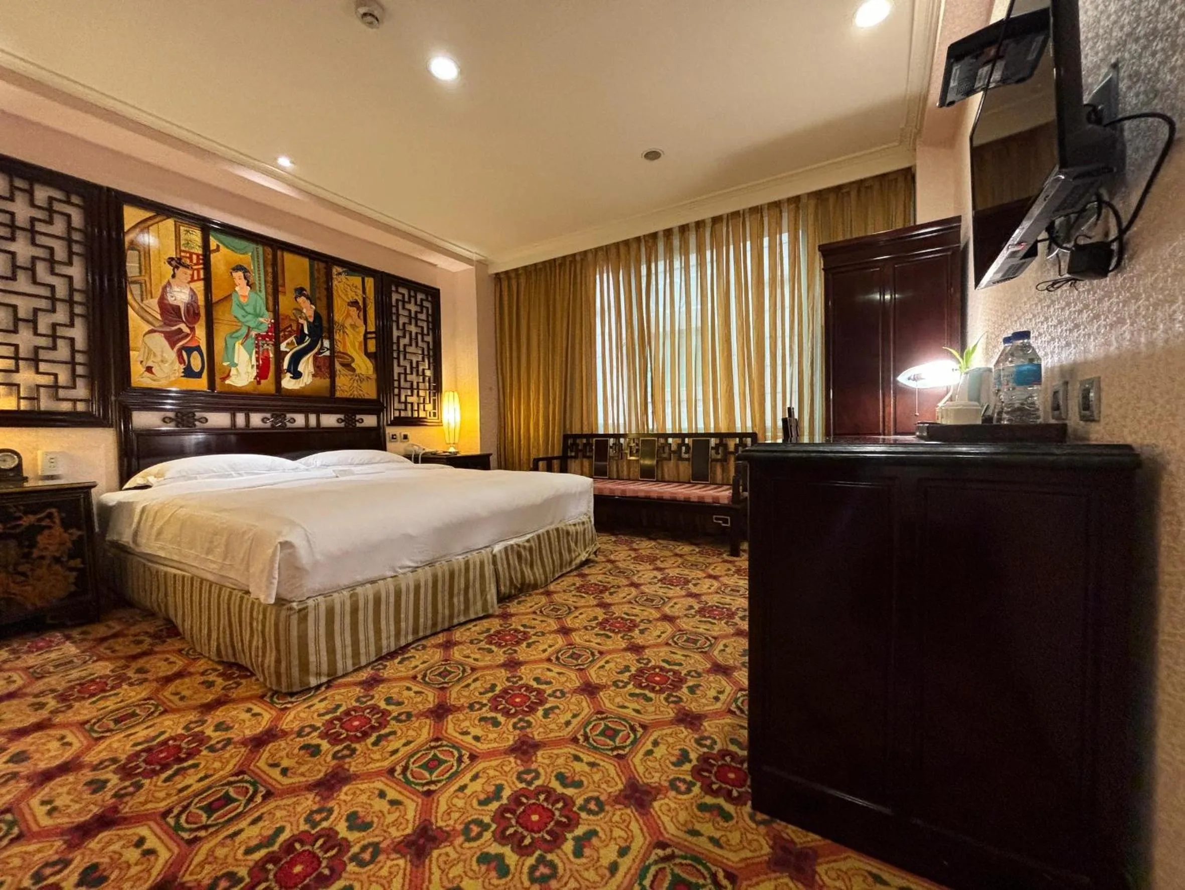 Bedroom, Bed in Royal Seasons Hotel Taipei ‧ Nanjing W.