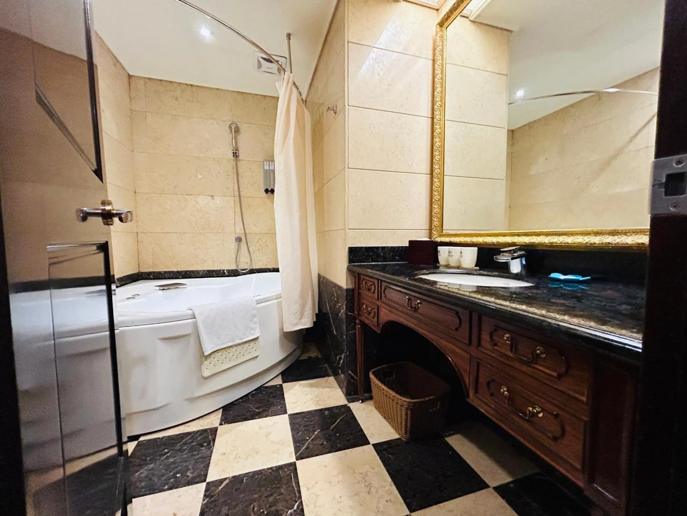 Bathroom in Royal Seasons Hotel Taipei ‧ Nanjing W.