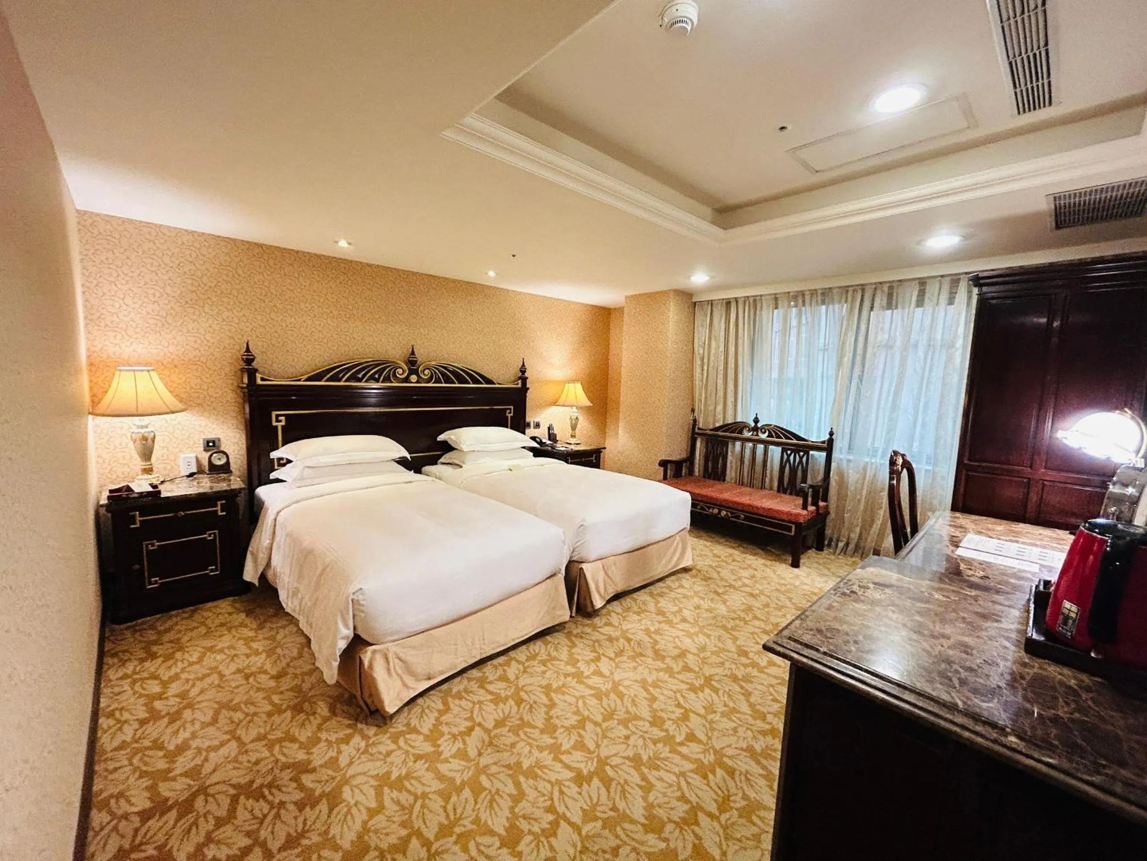 Bedroom, Bed in Royal Seasons Hotel Taipei ‧ Nanjing W.