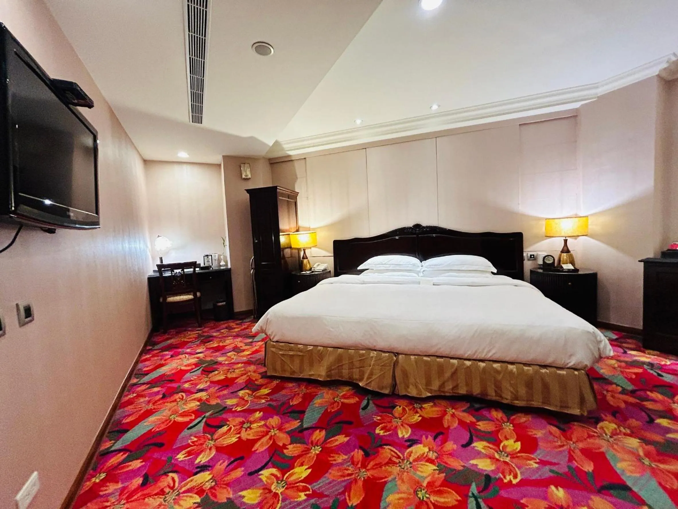 Bedroom, Bed in Royal Seasons Hotel Taipei ‧ Nanjing W.