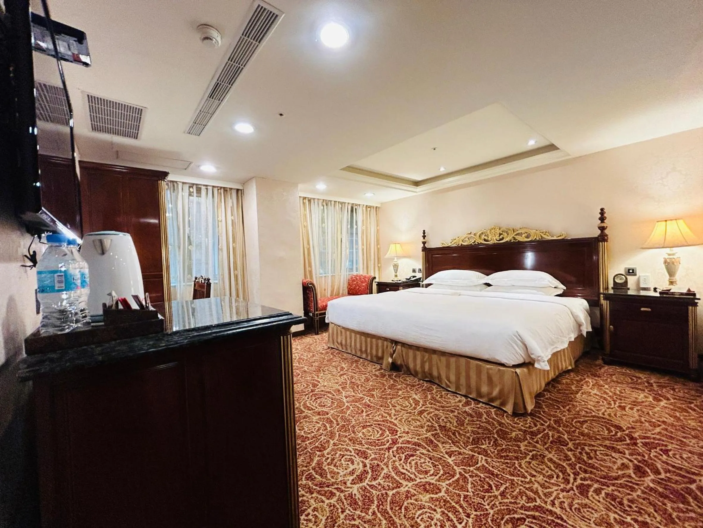 Bedroom, Bed in Royal Seasons Hotel Taipei ‧ Nanjing W.