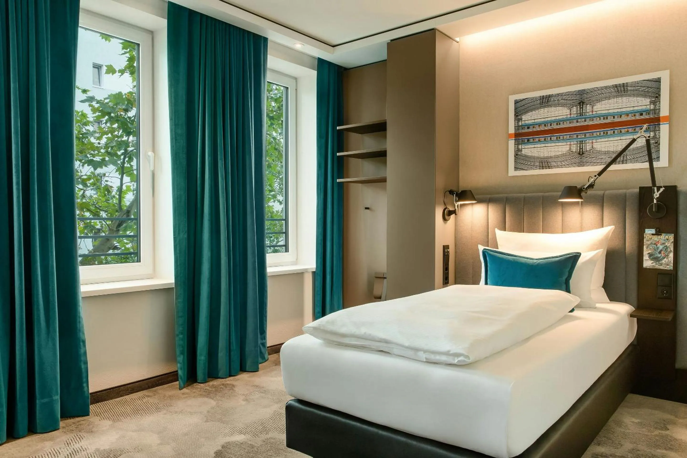 Photo of the whole room, Bed in Motel One Berlin-Hauptbahnhof