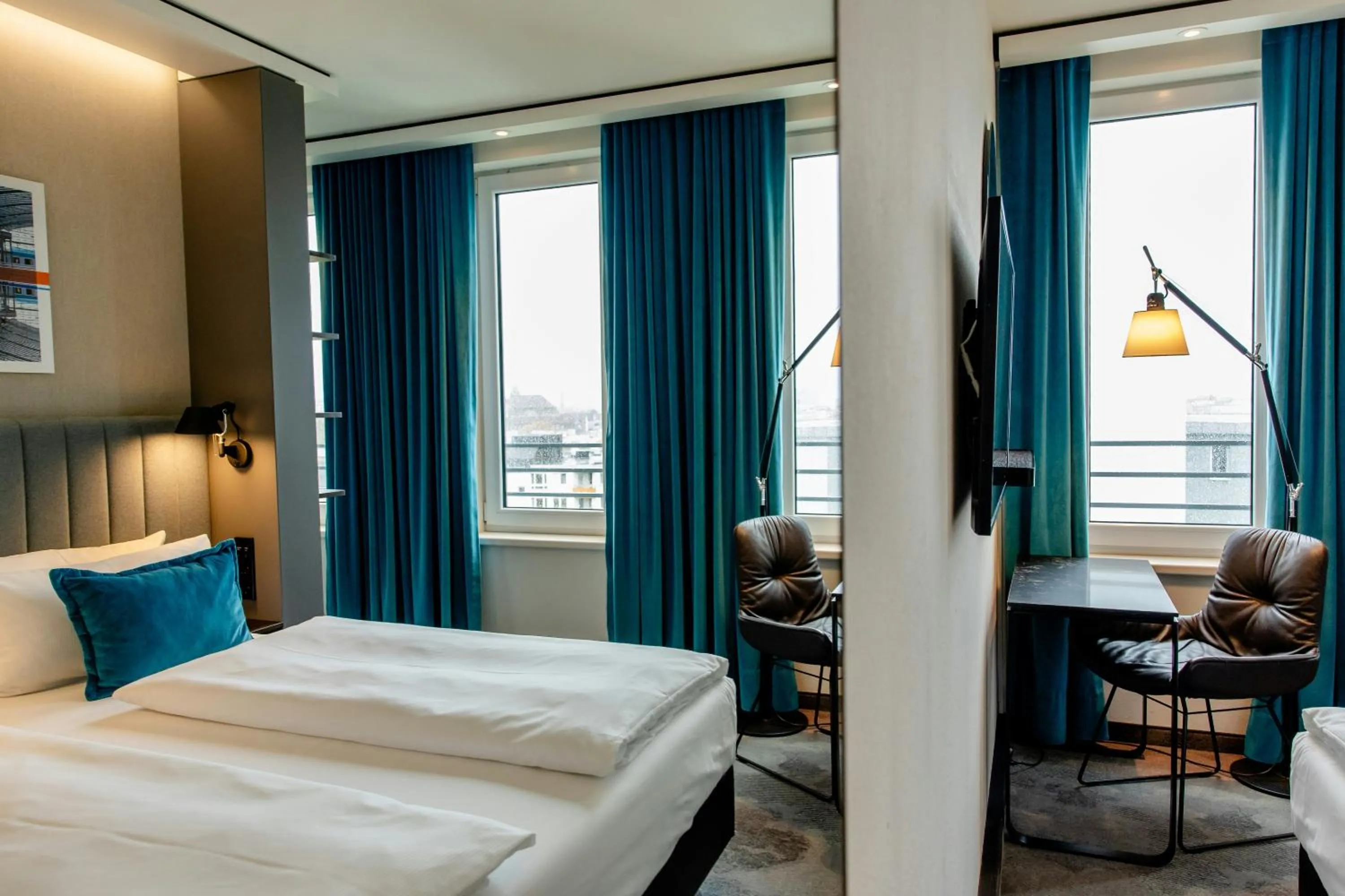 Photo of the whole room, Bed in Motel One Berlin-Hauptbahnhof