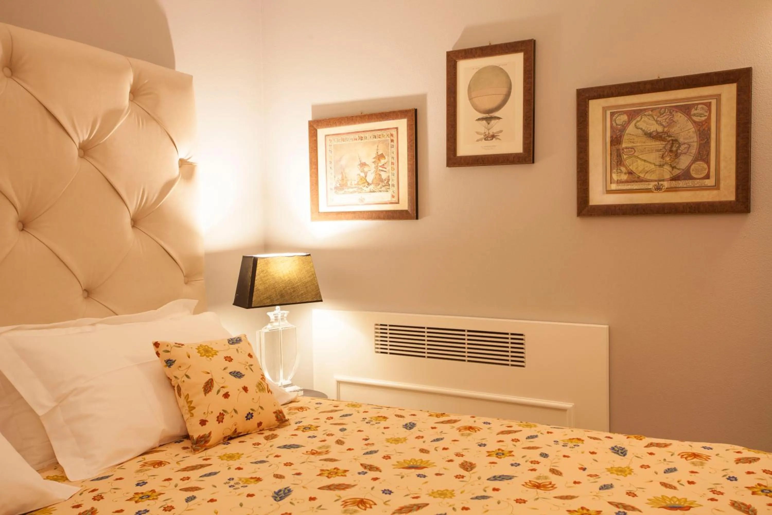 Property building, Bed in Martins Residence de Luxe