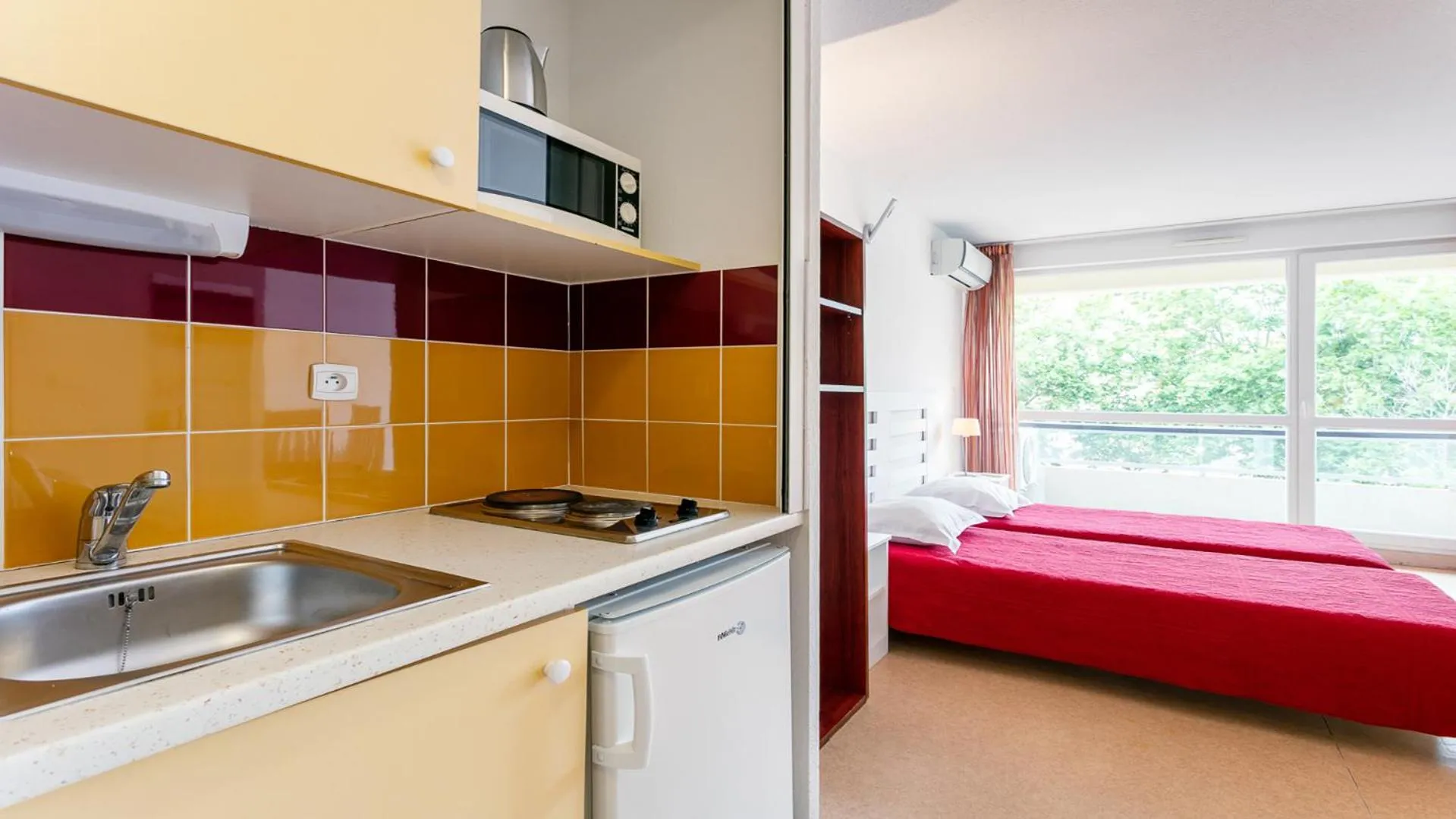 Kitchen or kitchenette, Bed in Vacancéole - Résidence Le Saint Clair