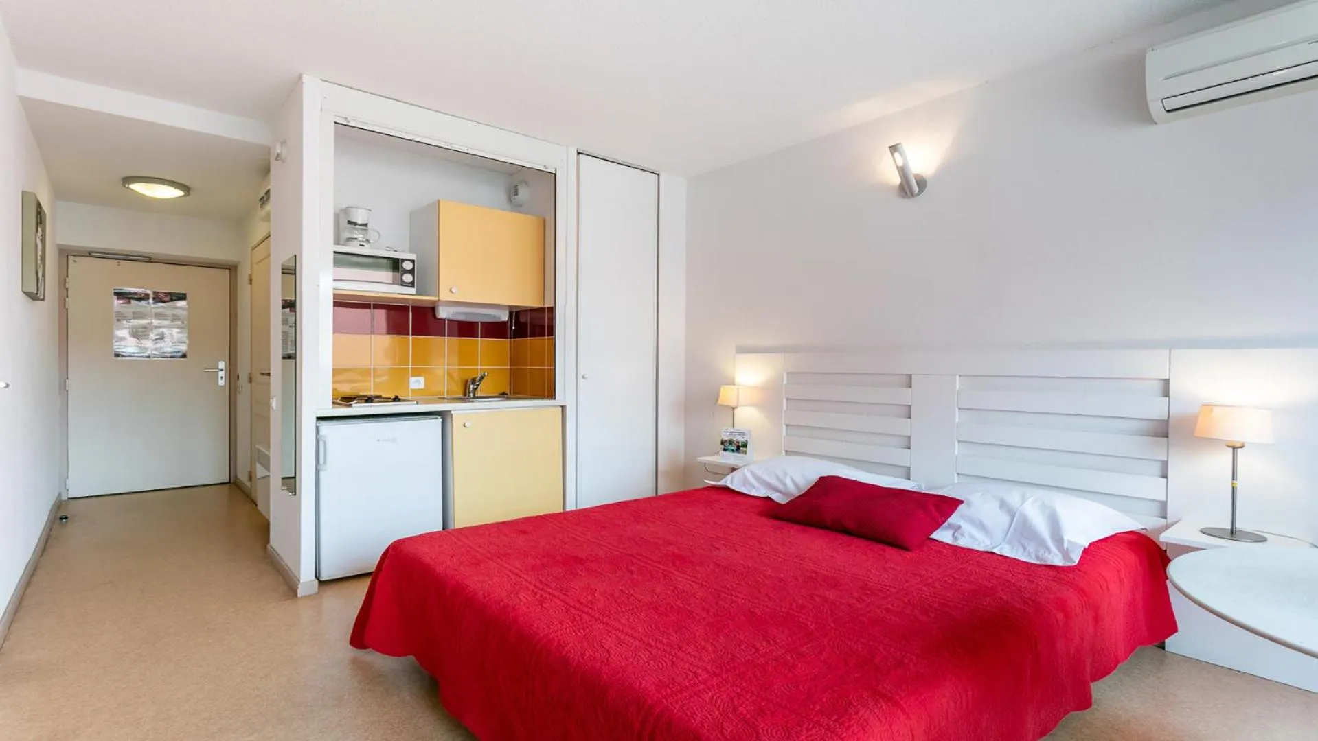 Kitchen or kitchenette, Bed in Vacancéole - Résidence Le Saint Clair