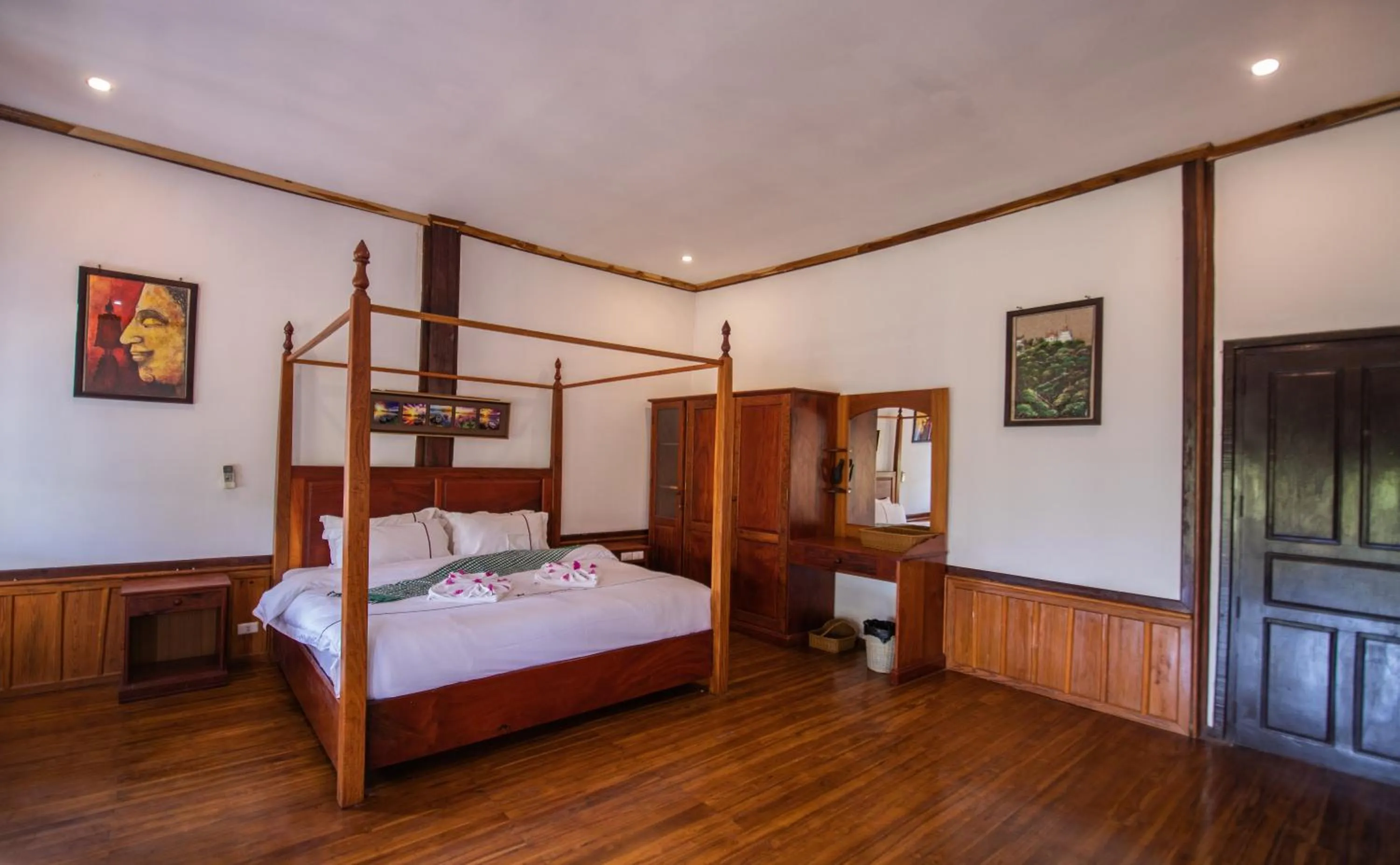 Bed in Luang Prabang Paradise Resort