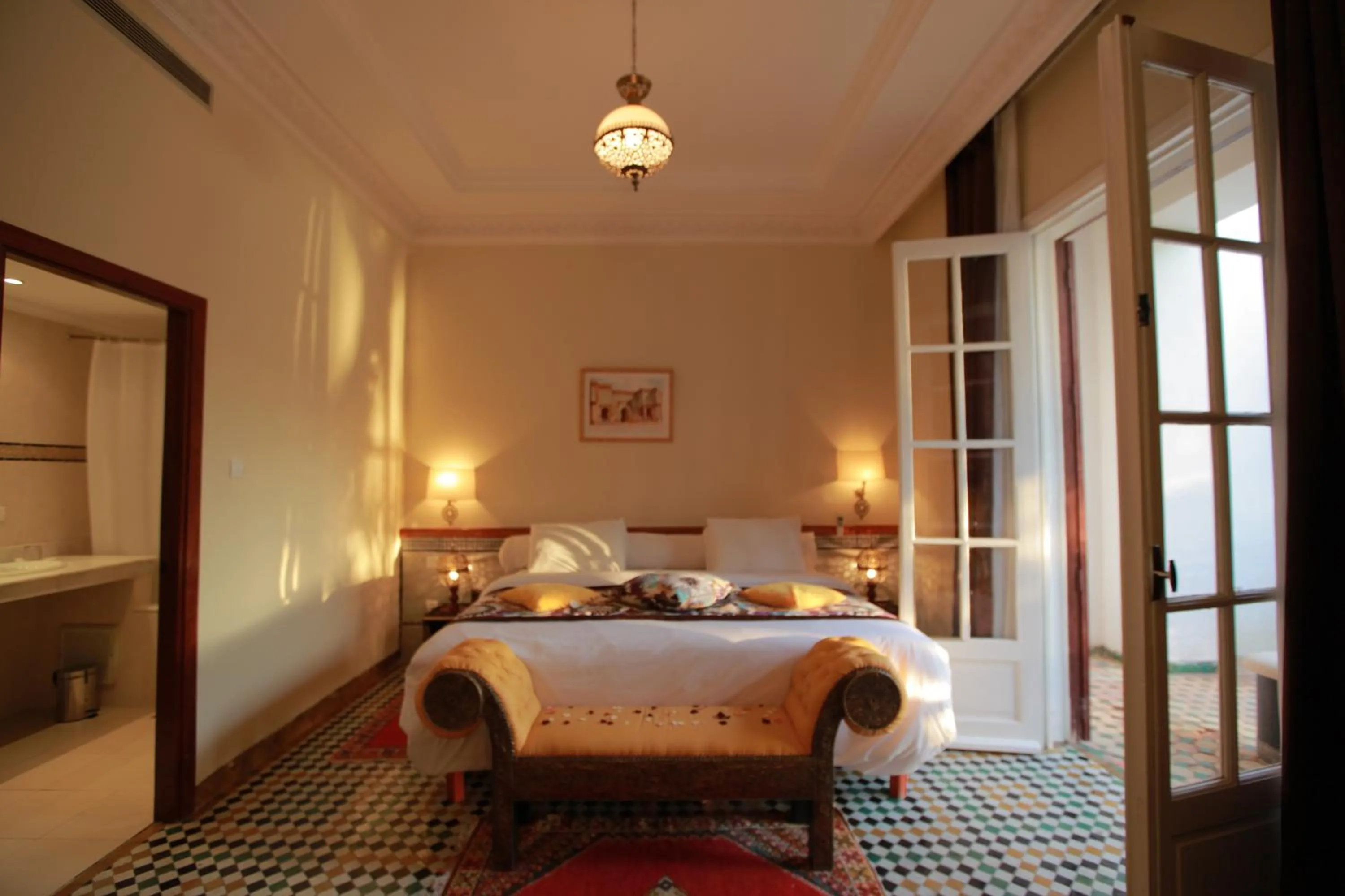 Toilet, Bed in Hotel Transatlantique