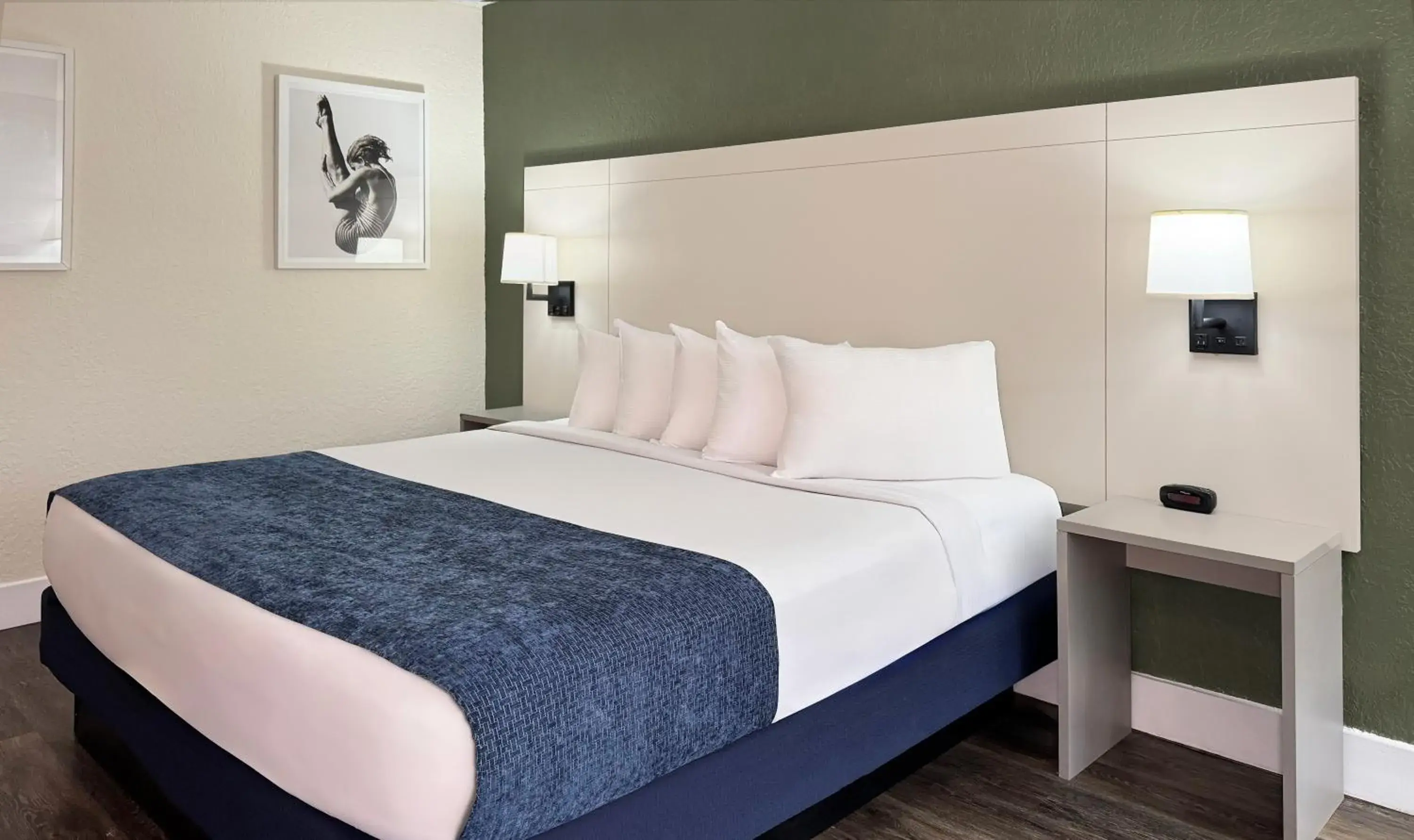 King Room with Mobility Access and Bathtub with Grab Bars, Non-Smoking in Wyndham I-Drive Avanti Resort & Conference Center King Room with Mobility Access and Bathtub with Grab Bars, Non-Smoking in Wyndham I-Drive Avanti Resort & Conference Center