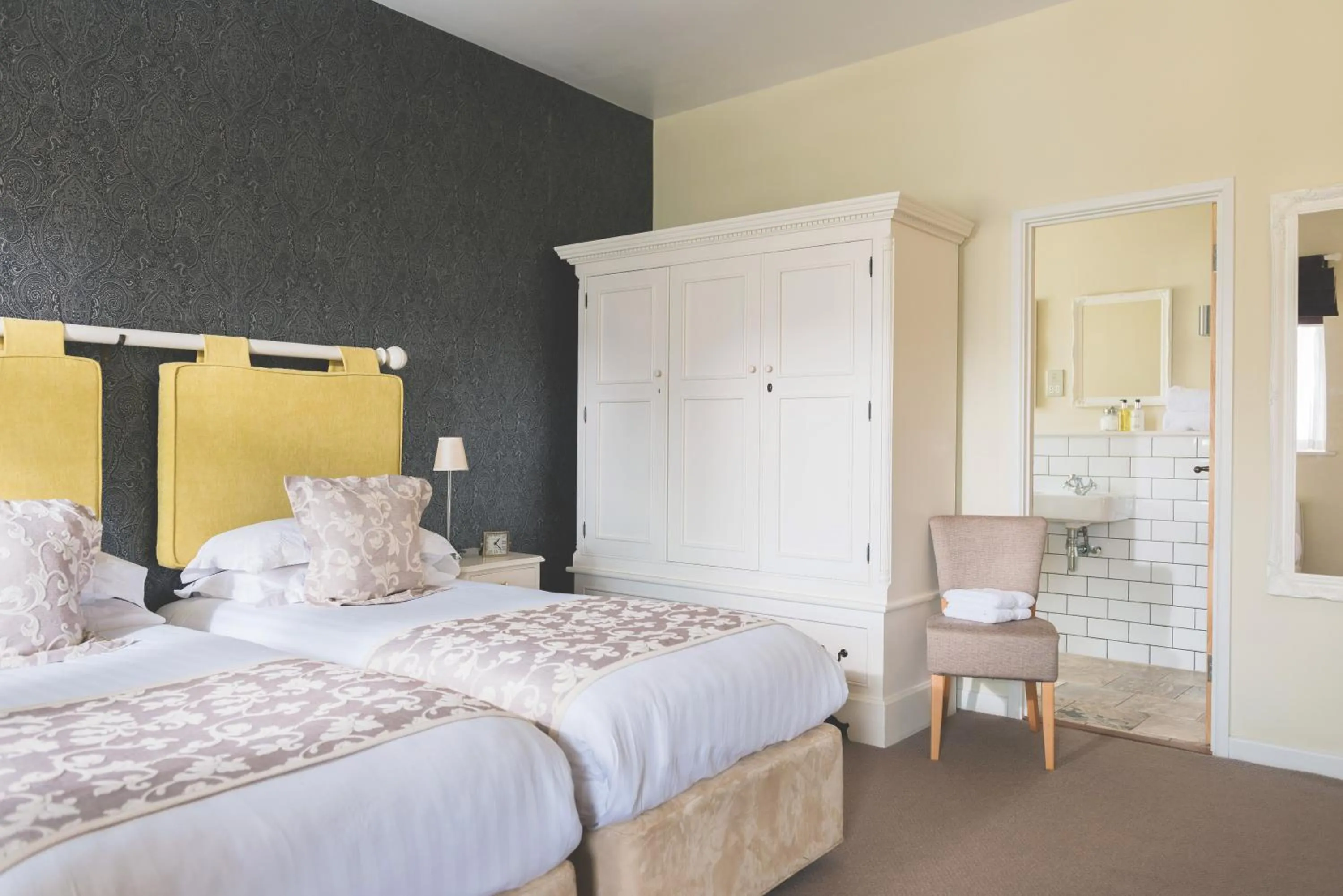 Photo of the whole room, Bed in The Globe