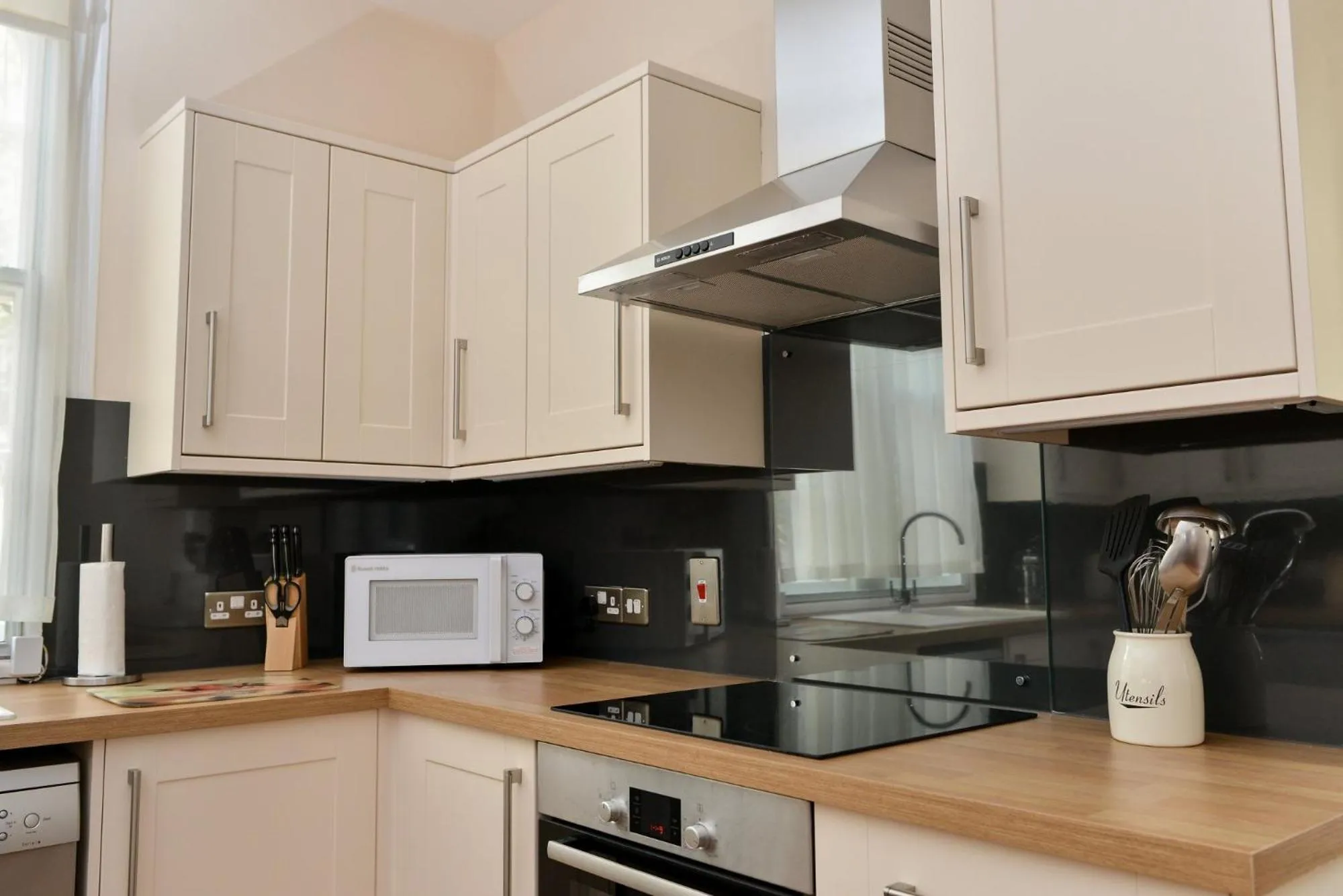 Kitchen or kitchenette in The Osborne Apartments