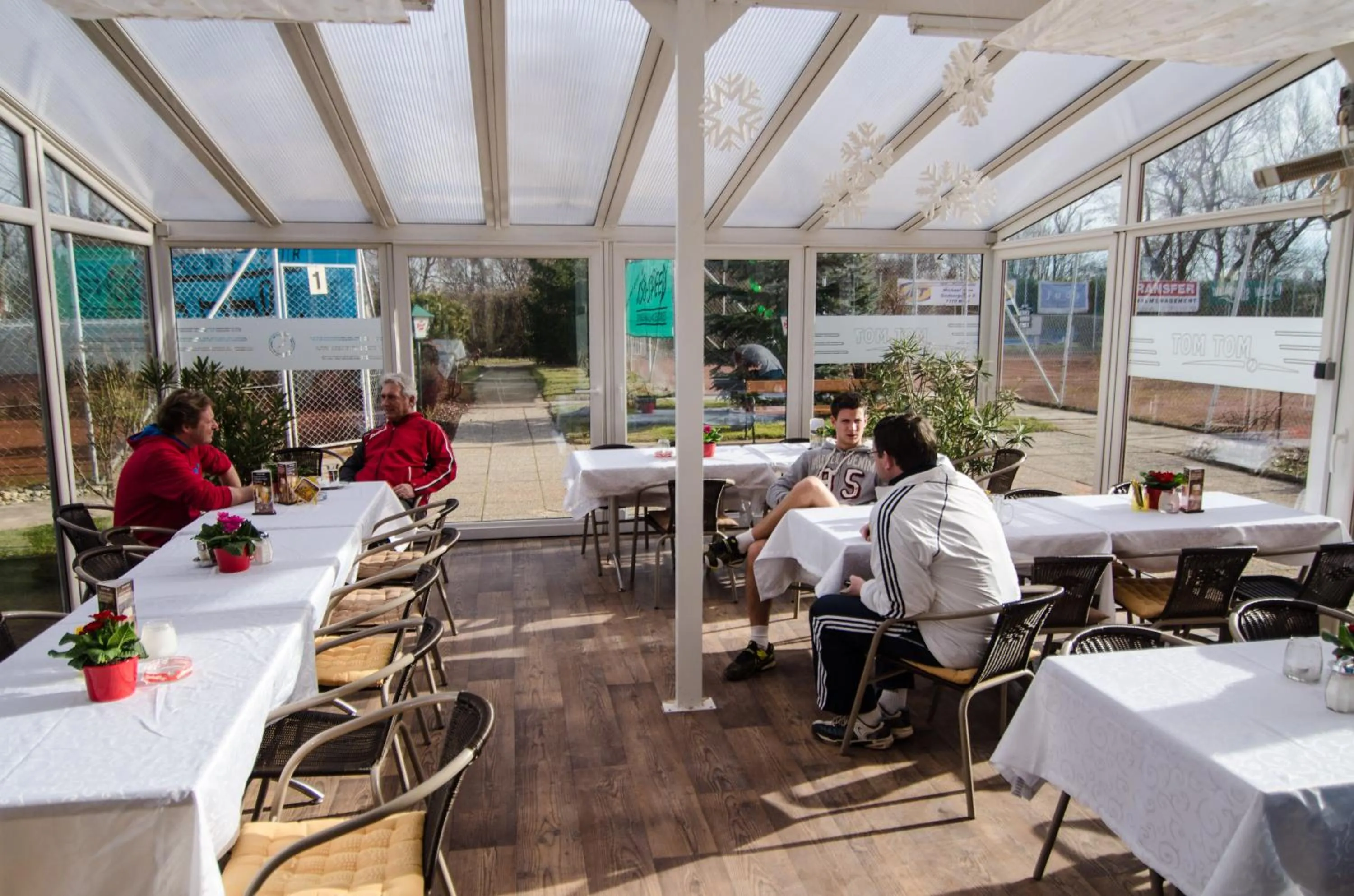 Restaurant/places to eat in Hotel Khail