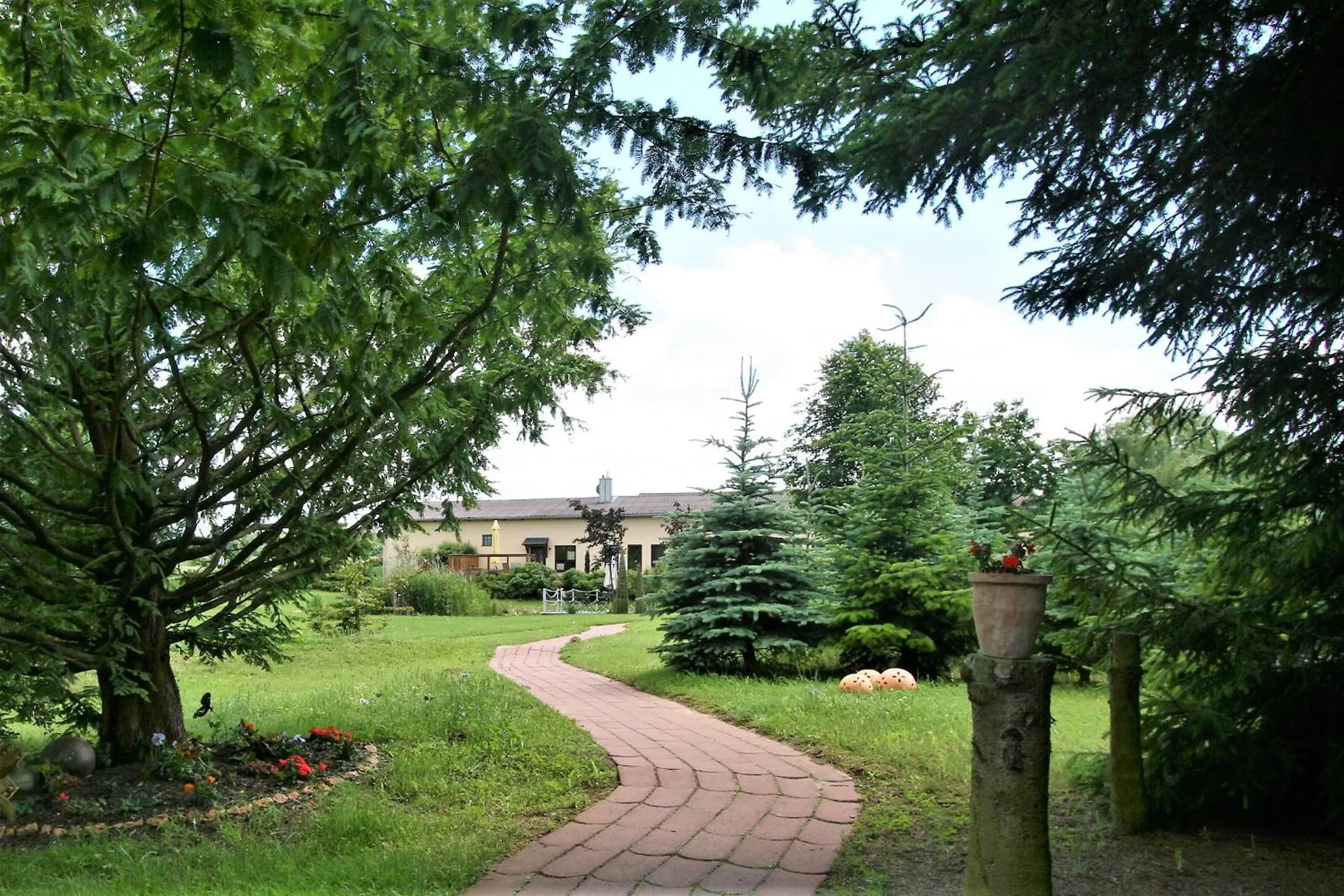 Garden view in Landhaus Hof-Schlenstedt