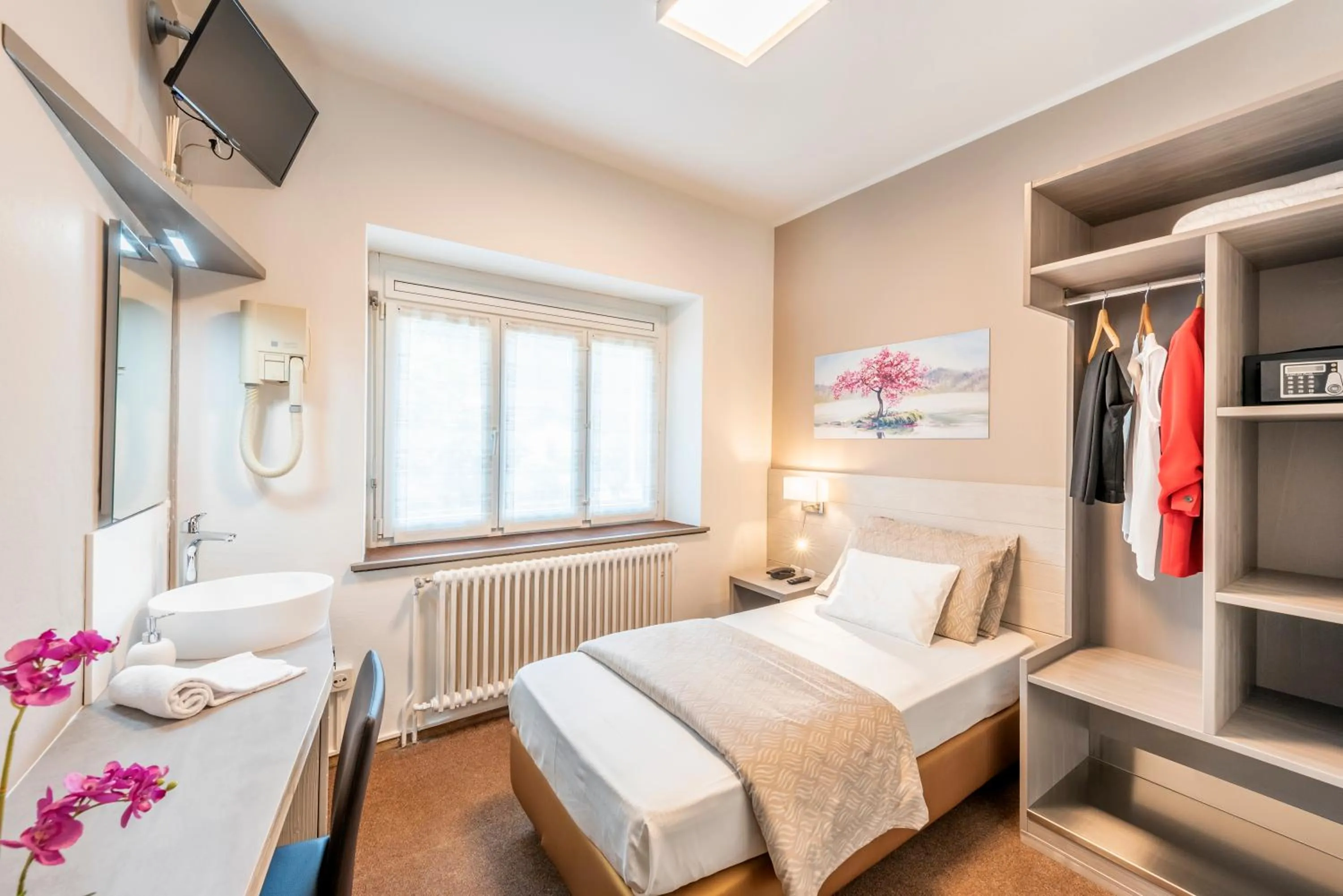 Photo of the whole room, Bed in Albergo Ristorante Svizzero