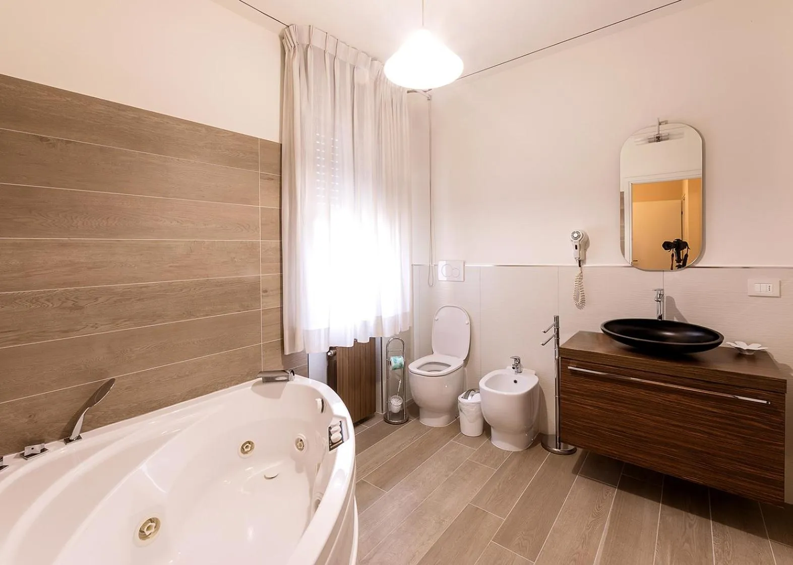 Hot Tub in Il Novecento