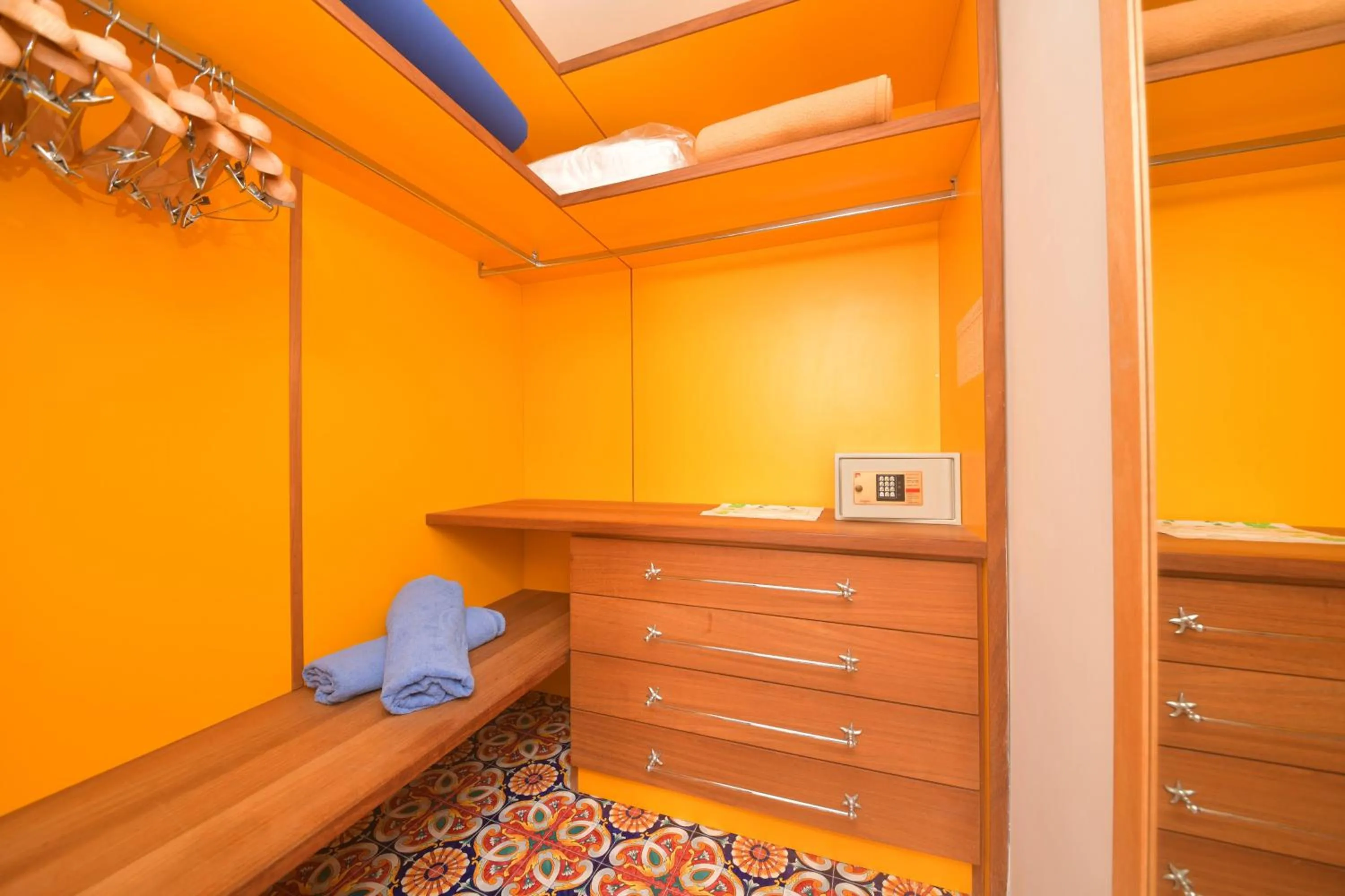 wardrobe, Bed in Hotel Casa Celestino