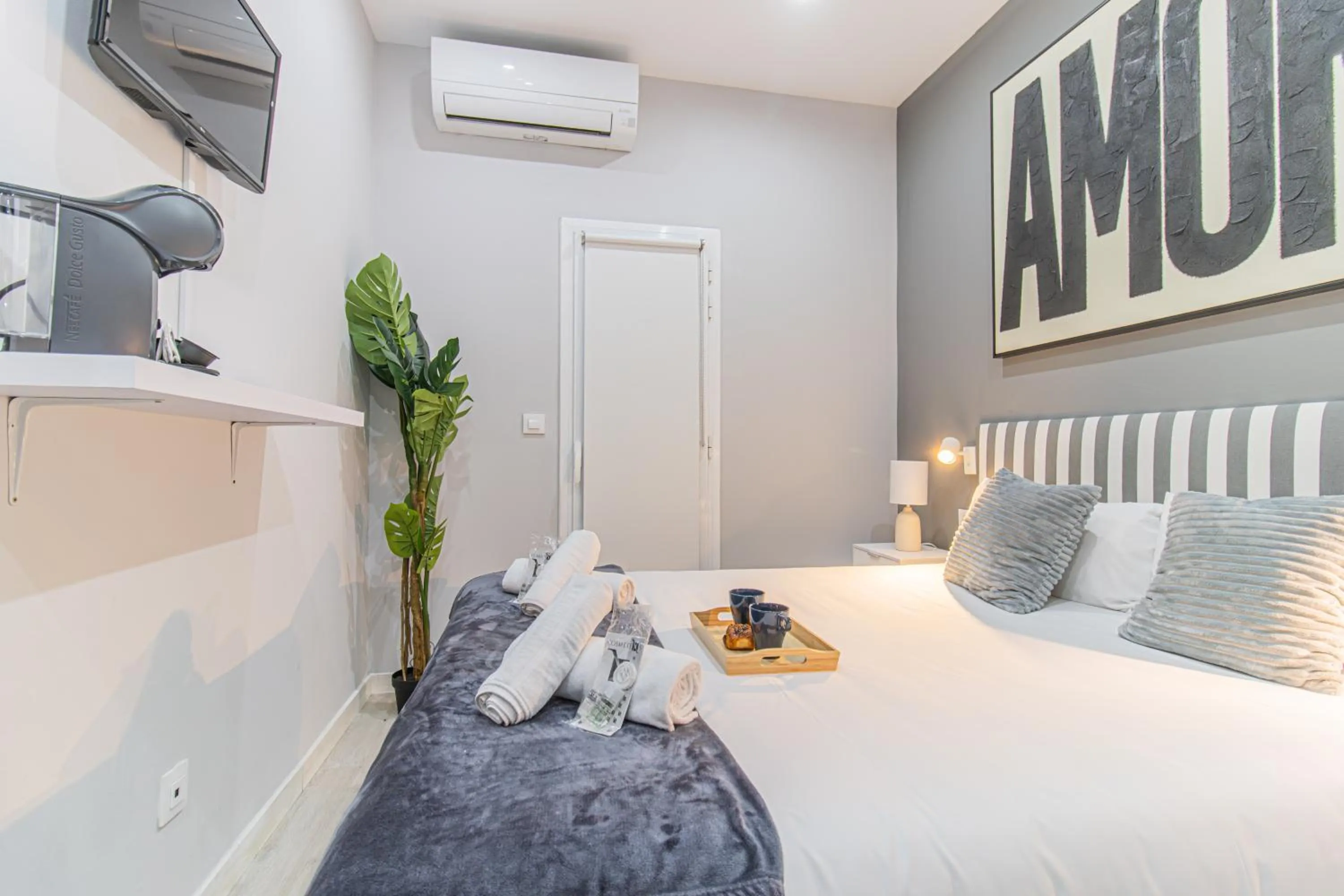 Bed in Fira Rooms Barcelona Hospitalet