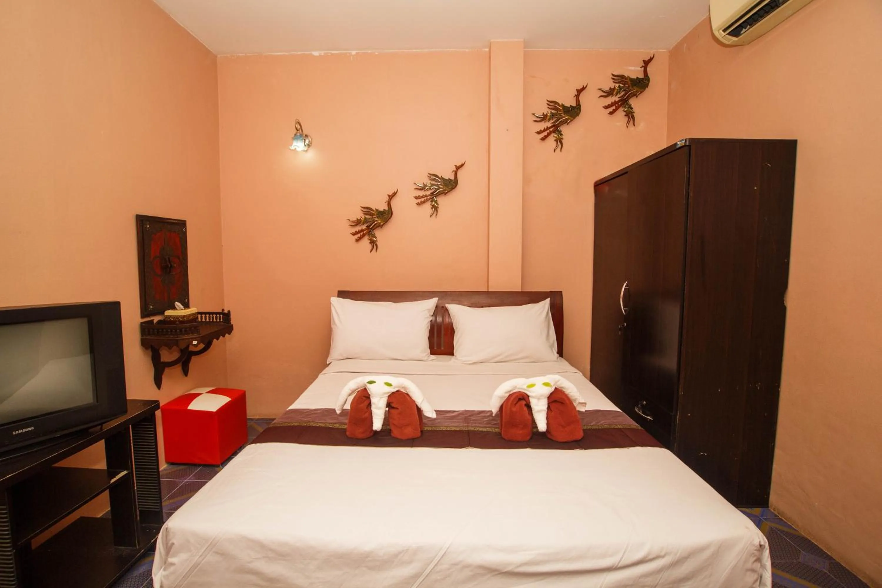 TV and multimedia in Noble Night Guesthouse