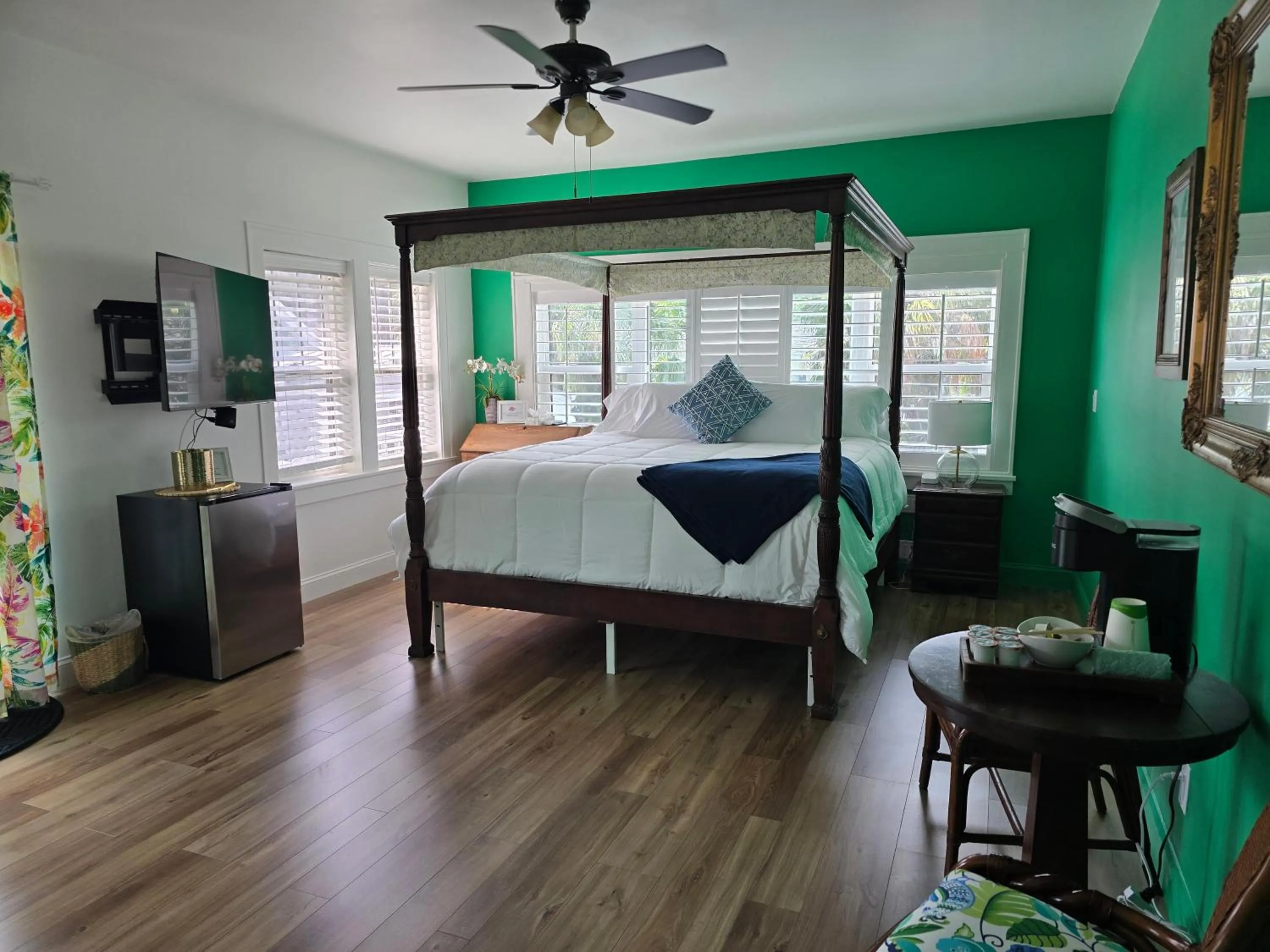 Bedroom, Bed in Sea Breeze Manor Inn