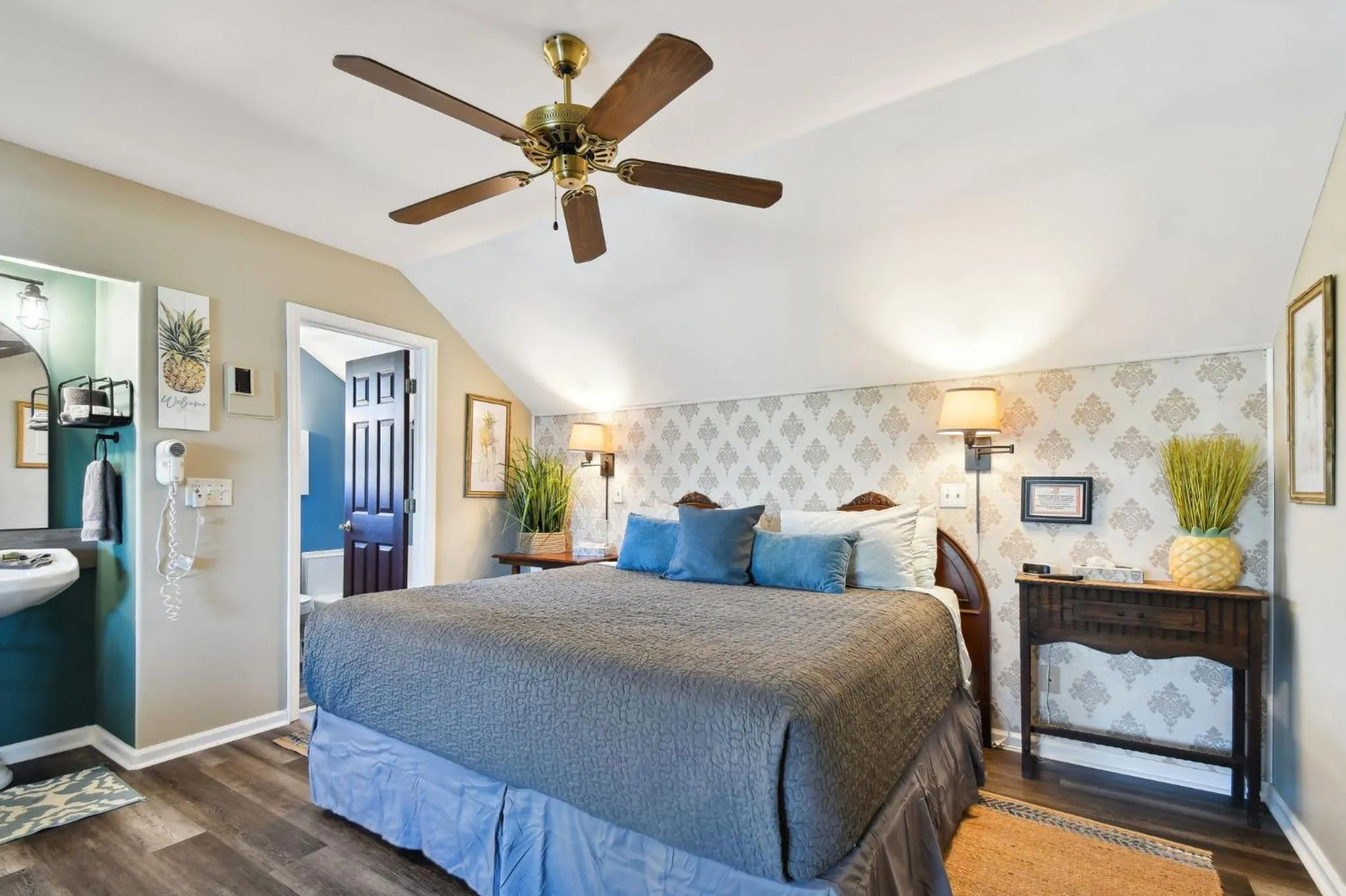 Bed in Sea Breeze Manor Inn