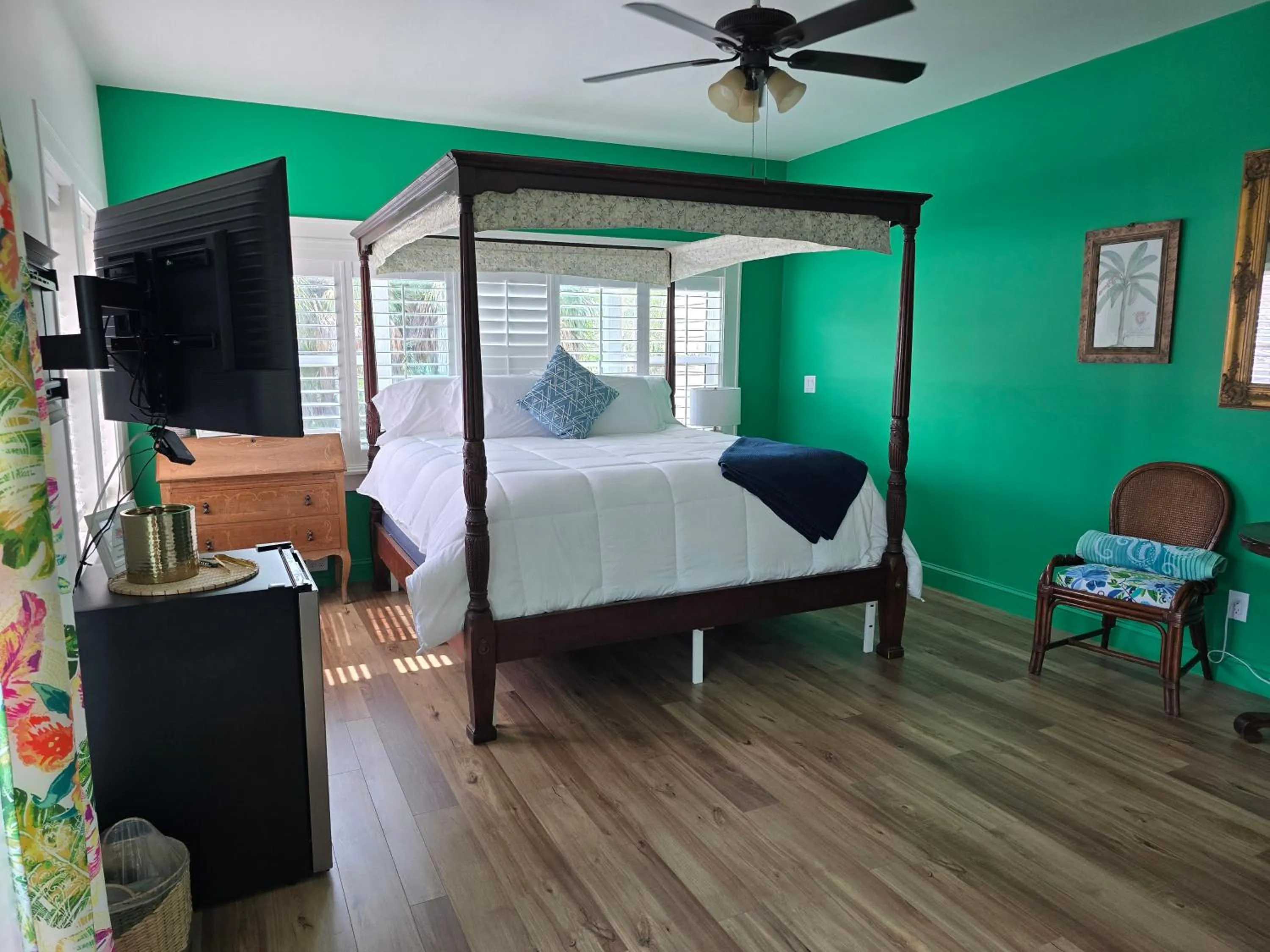 Bedroom, Bed in Sea Breeze Manor Inn