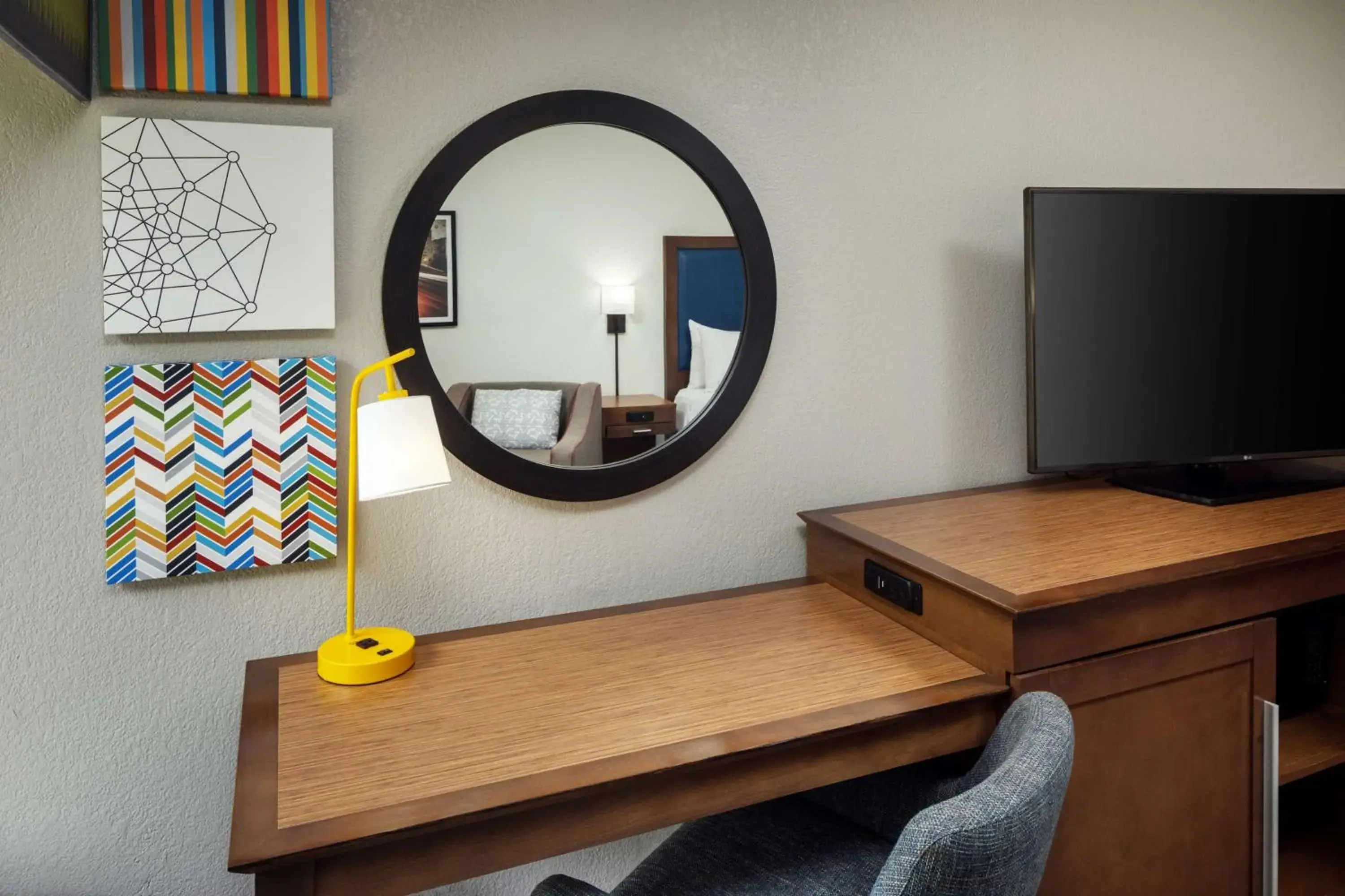 Photo of the whole room in Hampton Inn Atlanta-Northlake Photo of the whole room in Hampton Inn Atlanta-Northlake