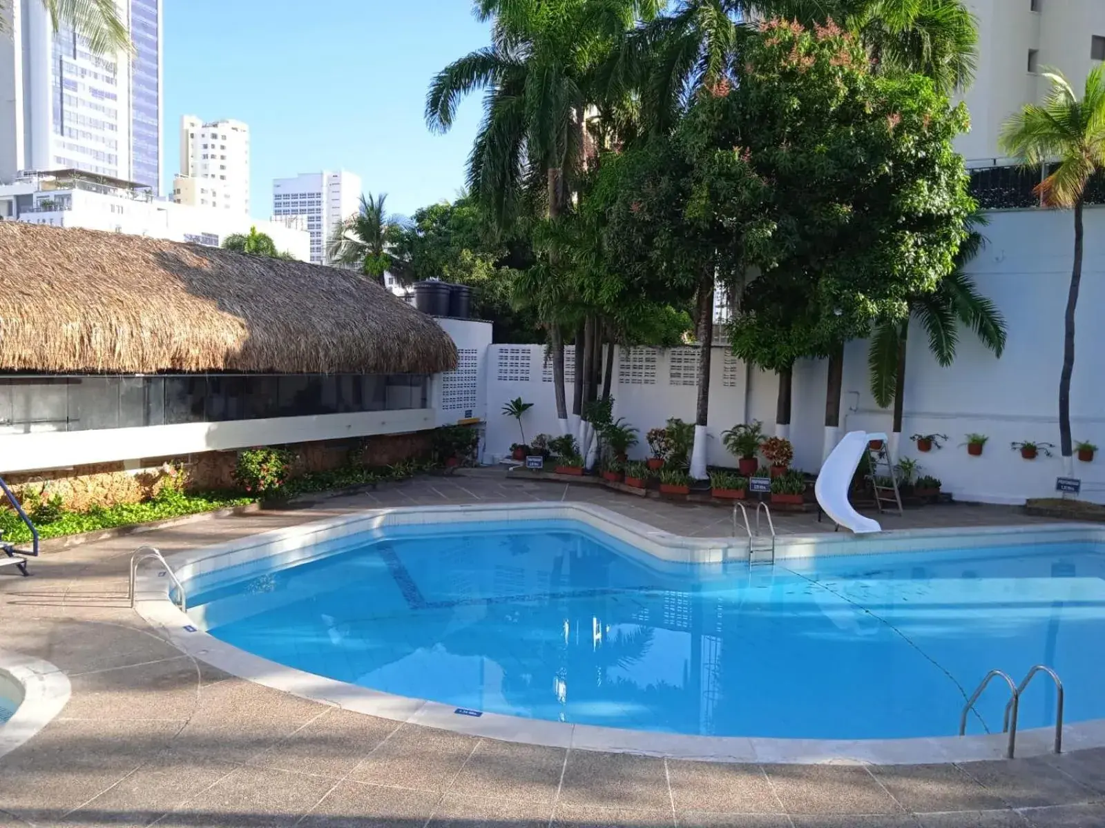 Swimming pool in Hotel Bahia Cartagena Swimming pool in Hotel Bahia Cartagena