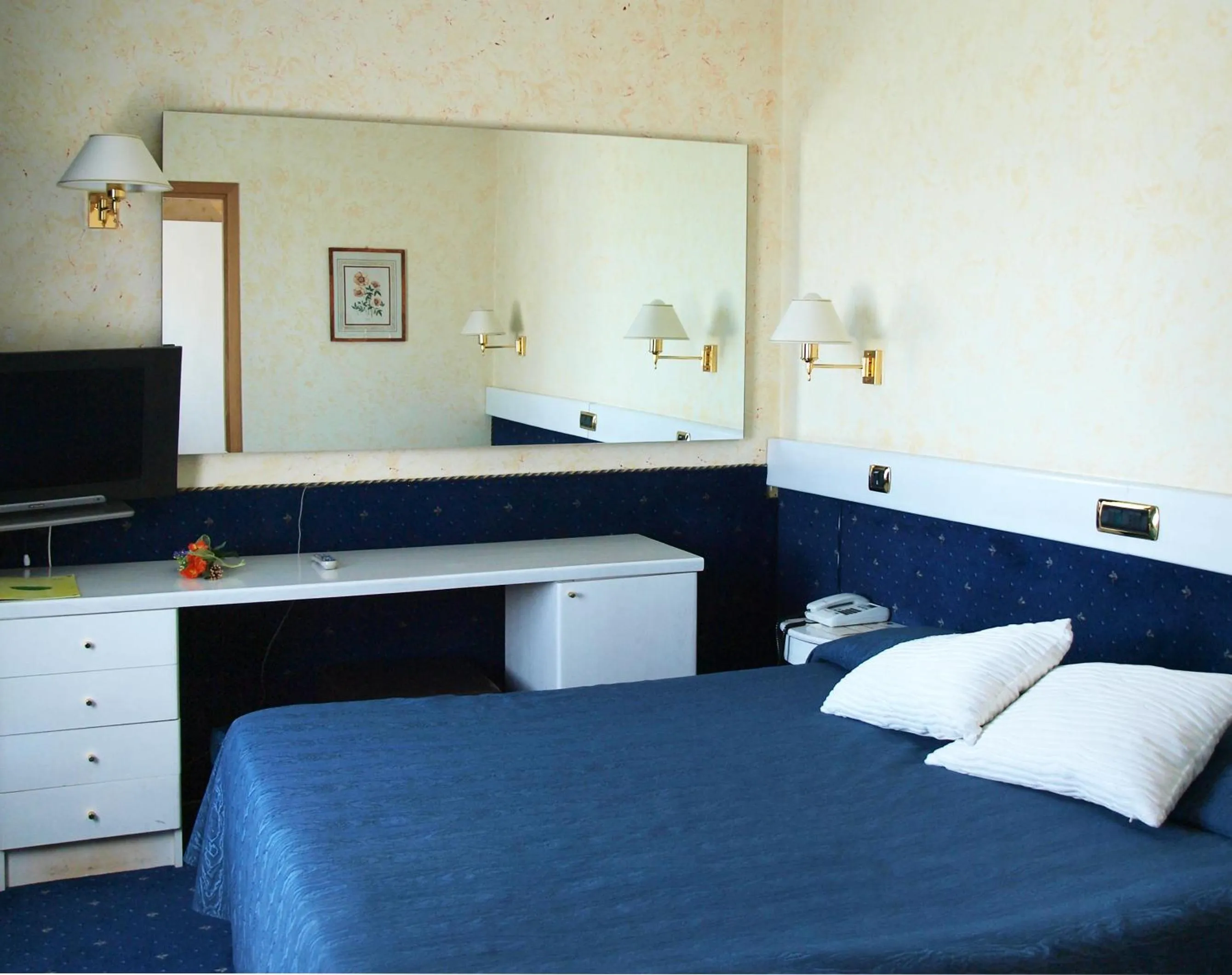 Photo of the whole room, Bed in Eurohotel