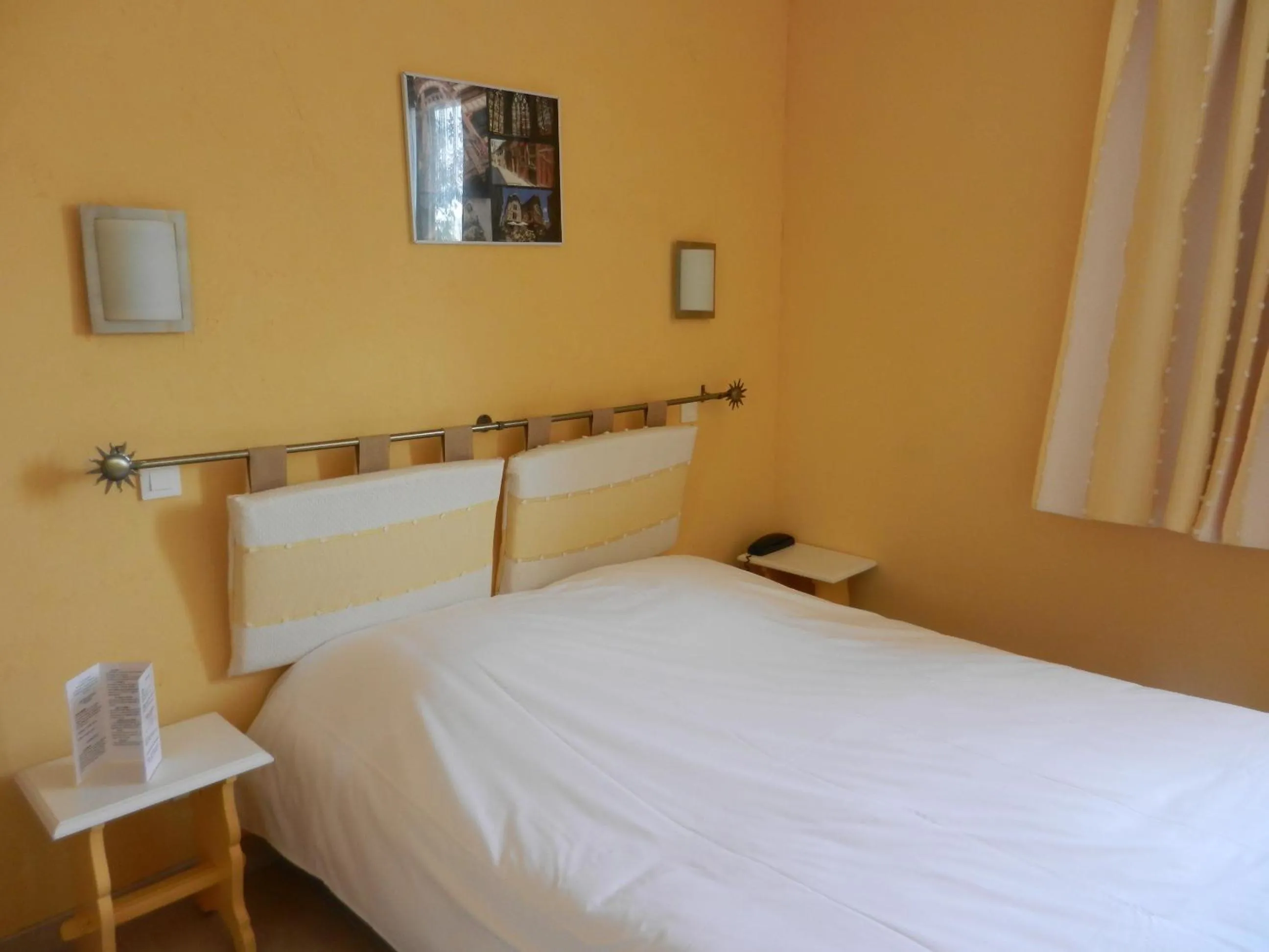 Bedroom, Bed in Logis Auberge De La Plaine