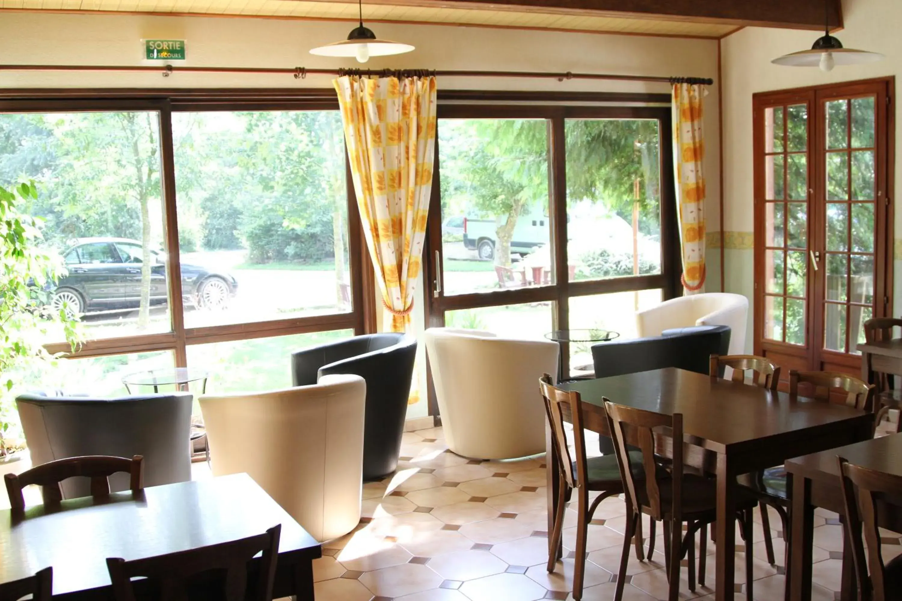 Lounge or bar in Logis Auberge De La Plaine Lounge or bar in Logis Auberge De La Plaine