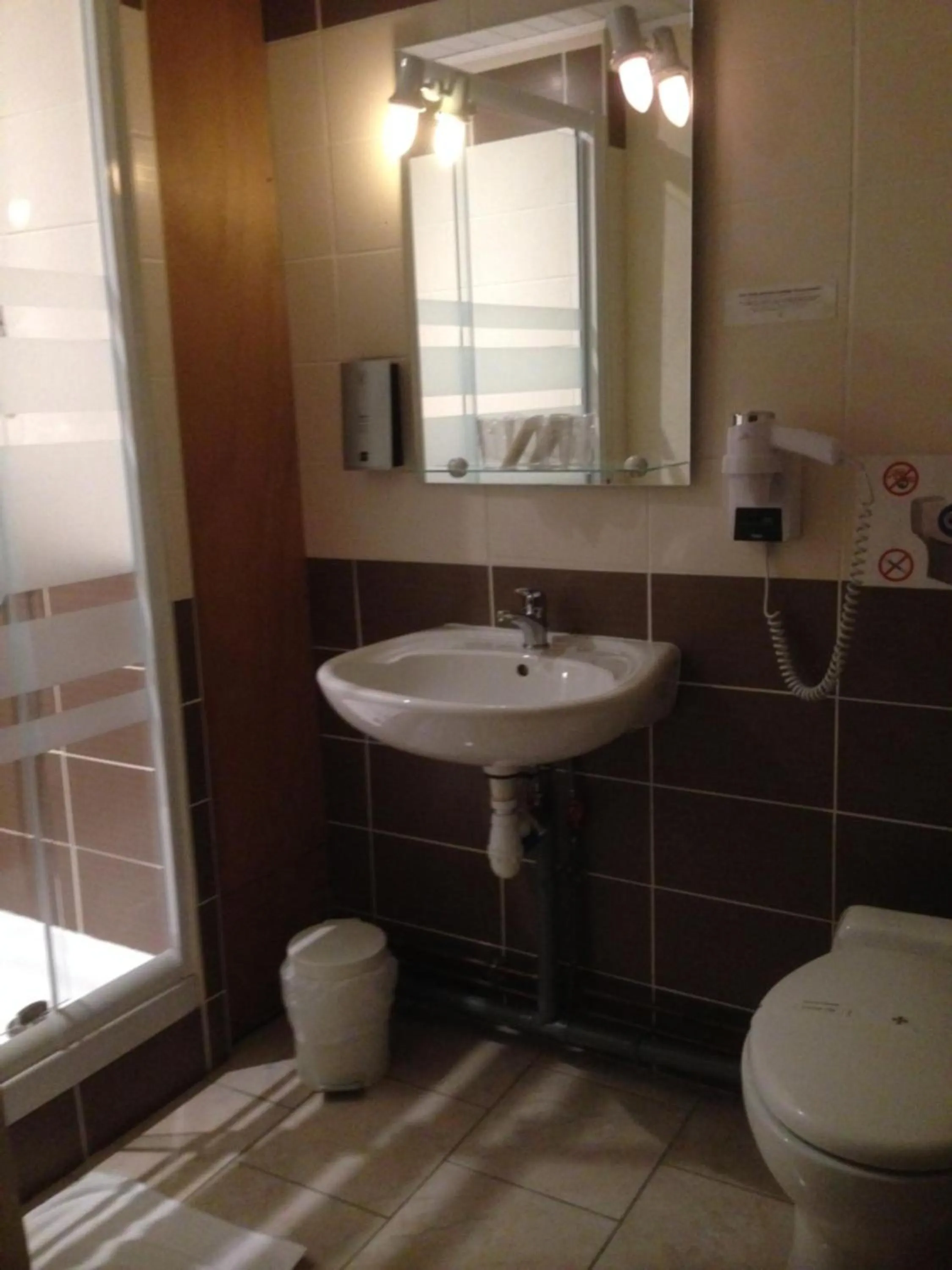 Bathroom in Logis Auberge De La Plaine