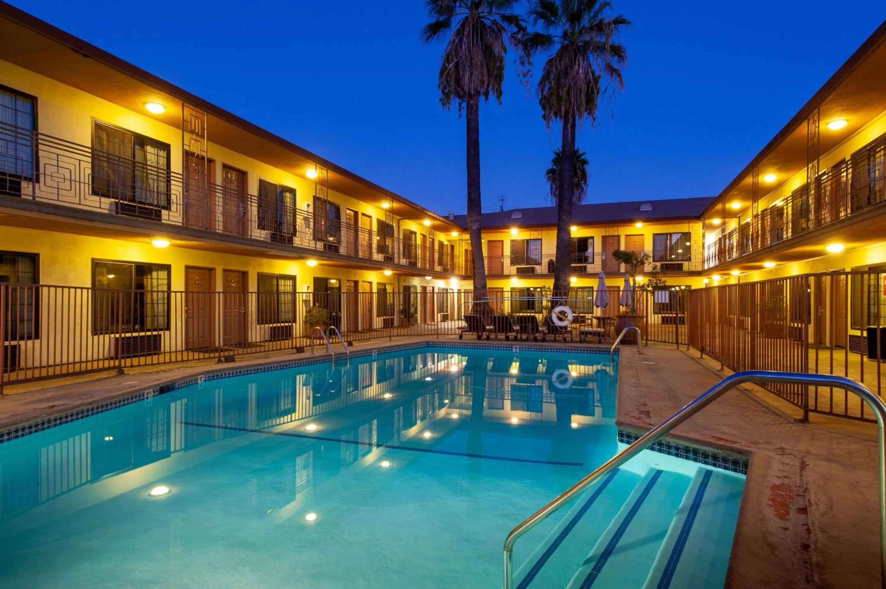 Swimming pool in Studio City Court Yard Hotel