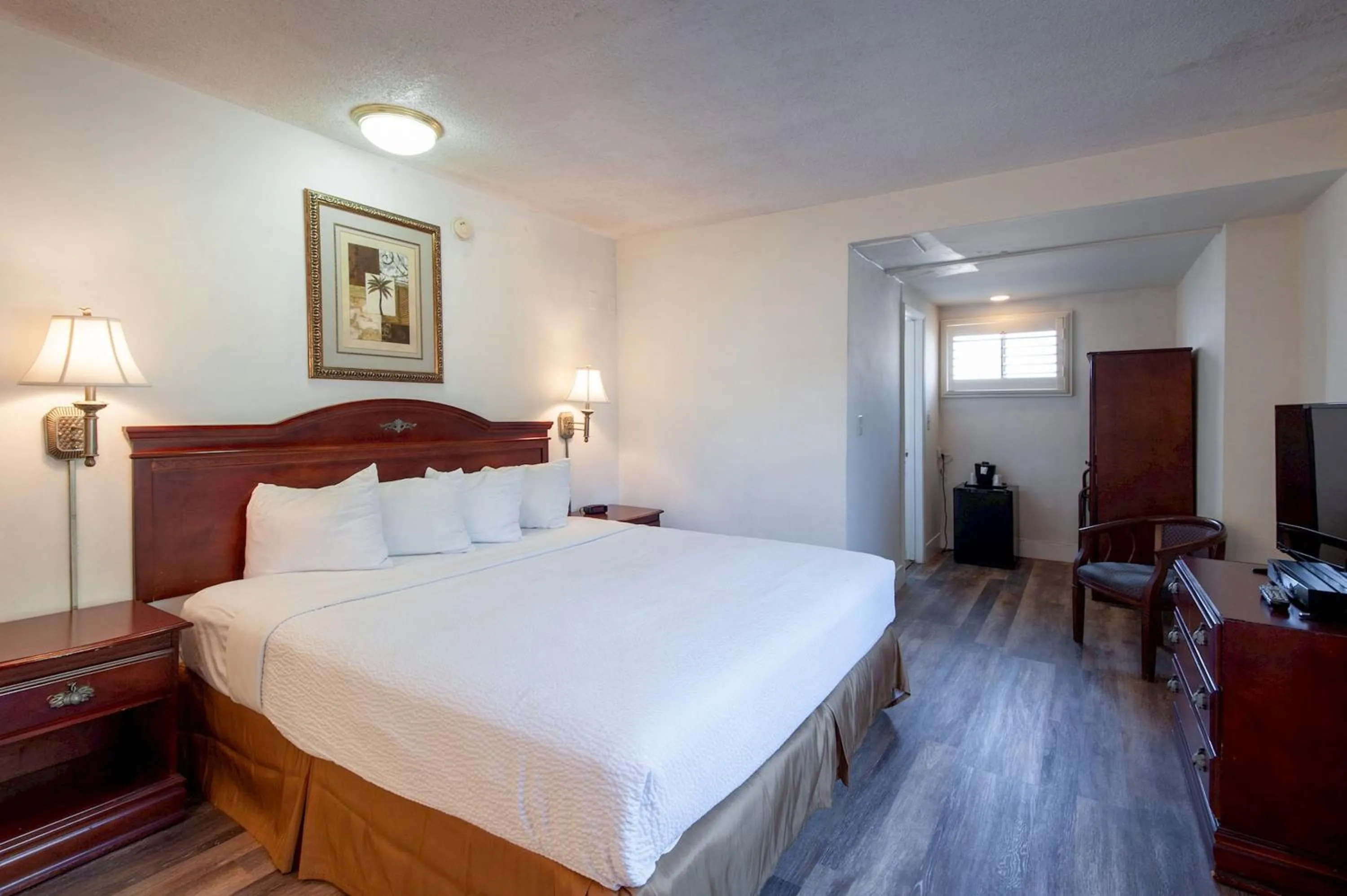 Bedroom, Bed in Studio City Court Yard Hotel