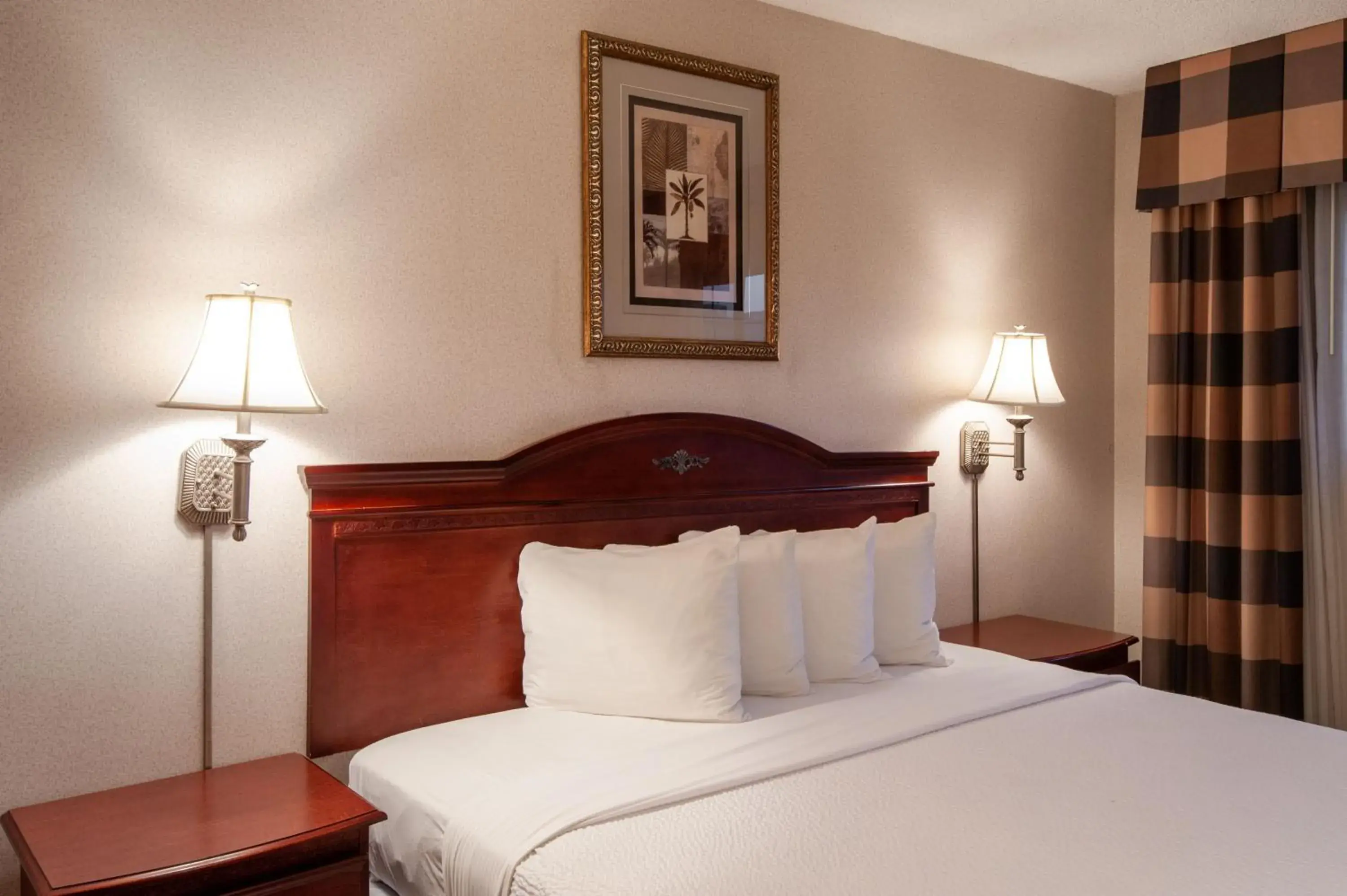 Bed in Studio City Court Yard Hotel Bed in Studio City Court Yard Hotel