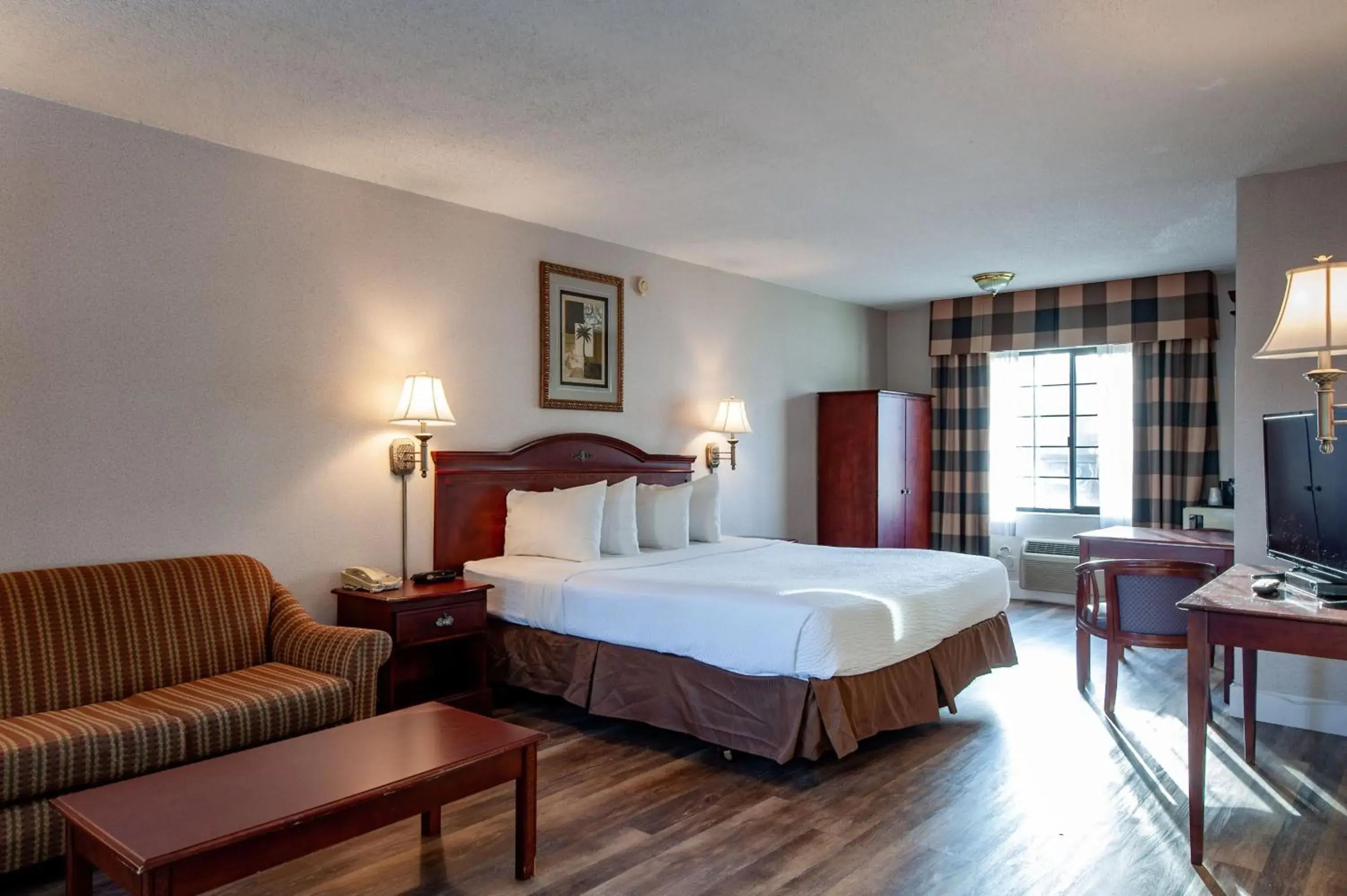 Bed in Studio City Court Yard Hotel Bed in Studio City Court Yard Hotel