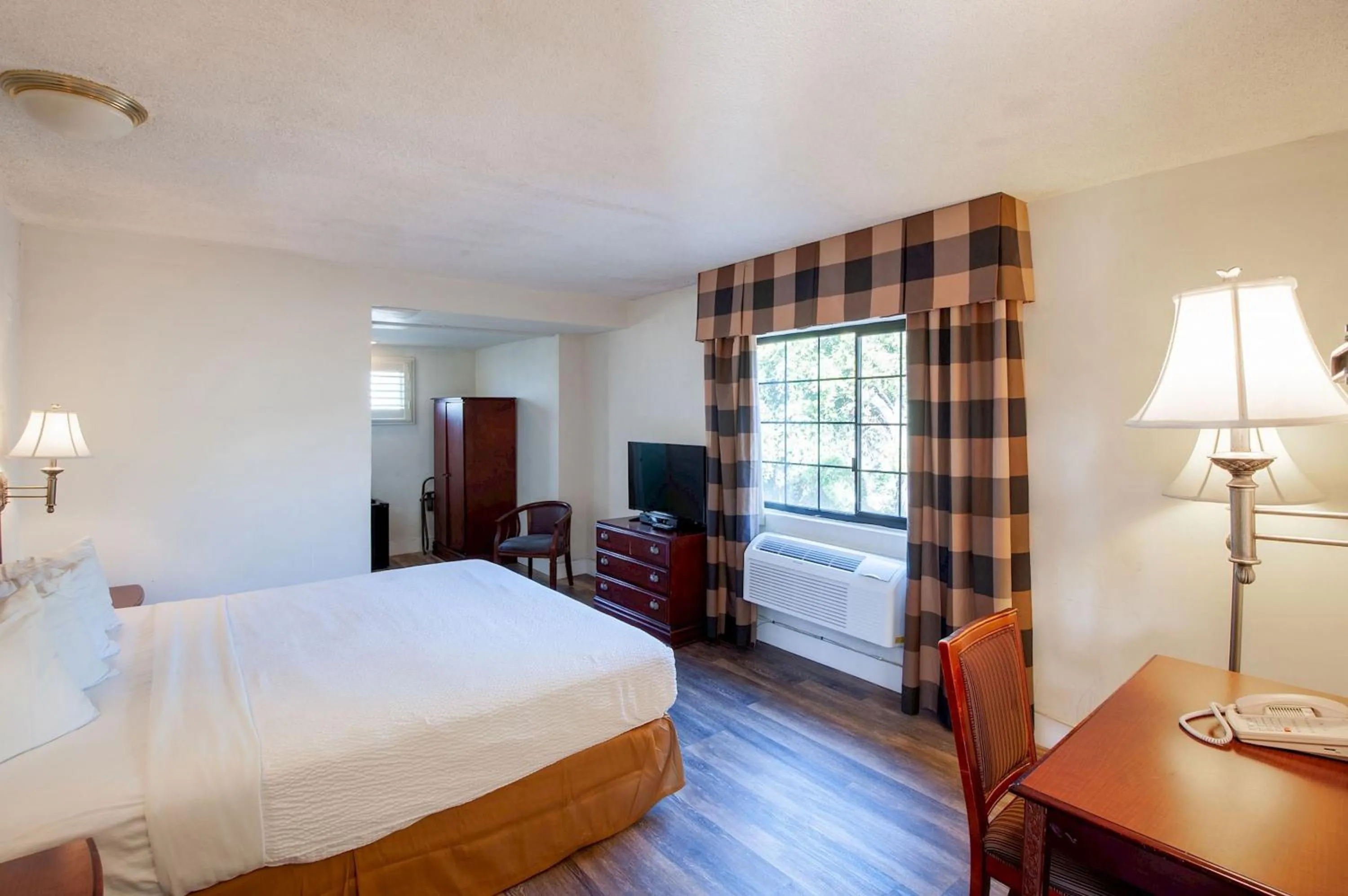 Bedroom, Bed in Studio City Court Yard Hotel