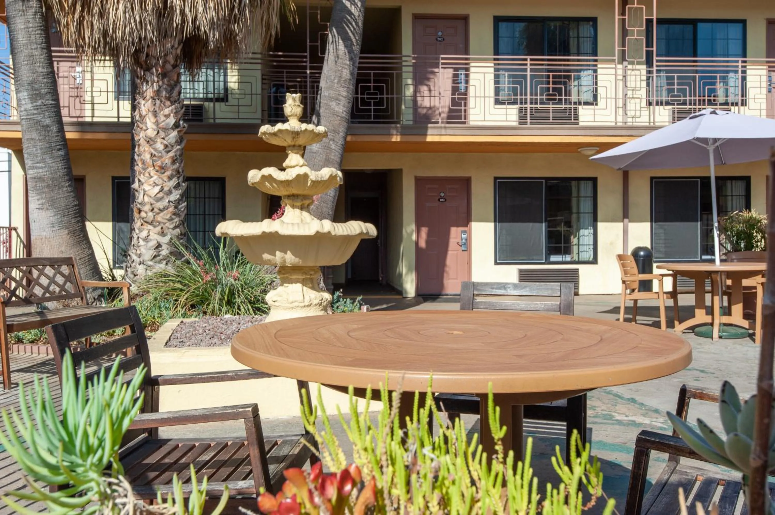 Patio in Studio City Court Yard Hotel