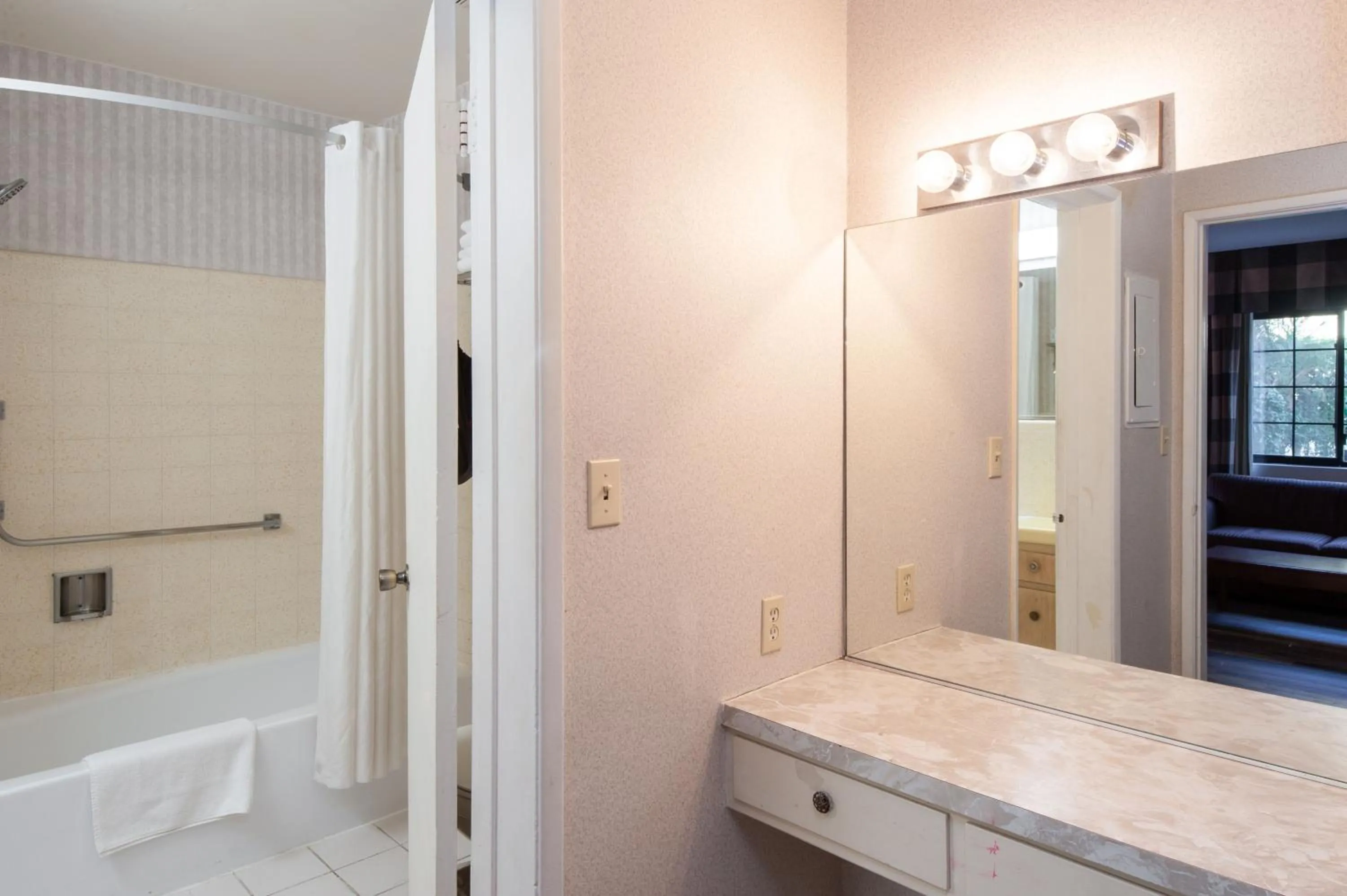 Bathroom in Studio City Court Yard Hotel