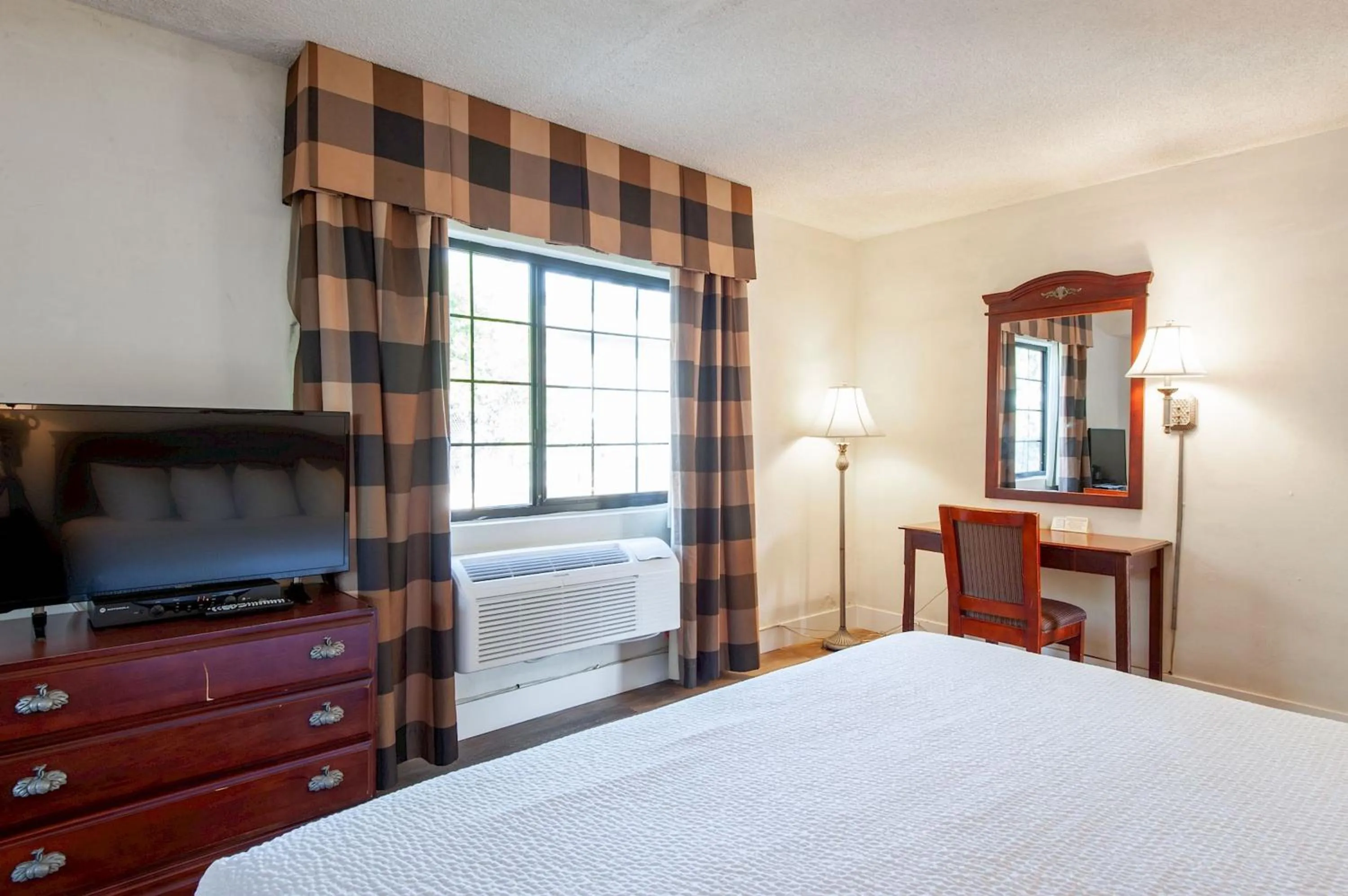 Bedroom, Bed in Studio City Court Yard Hotel